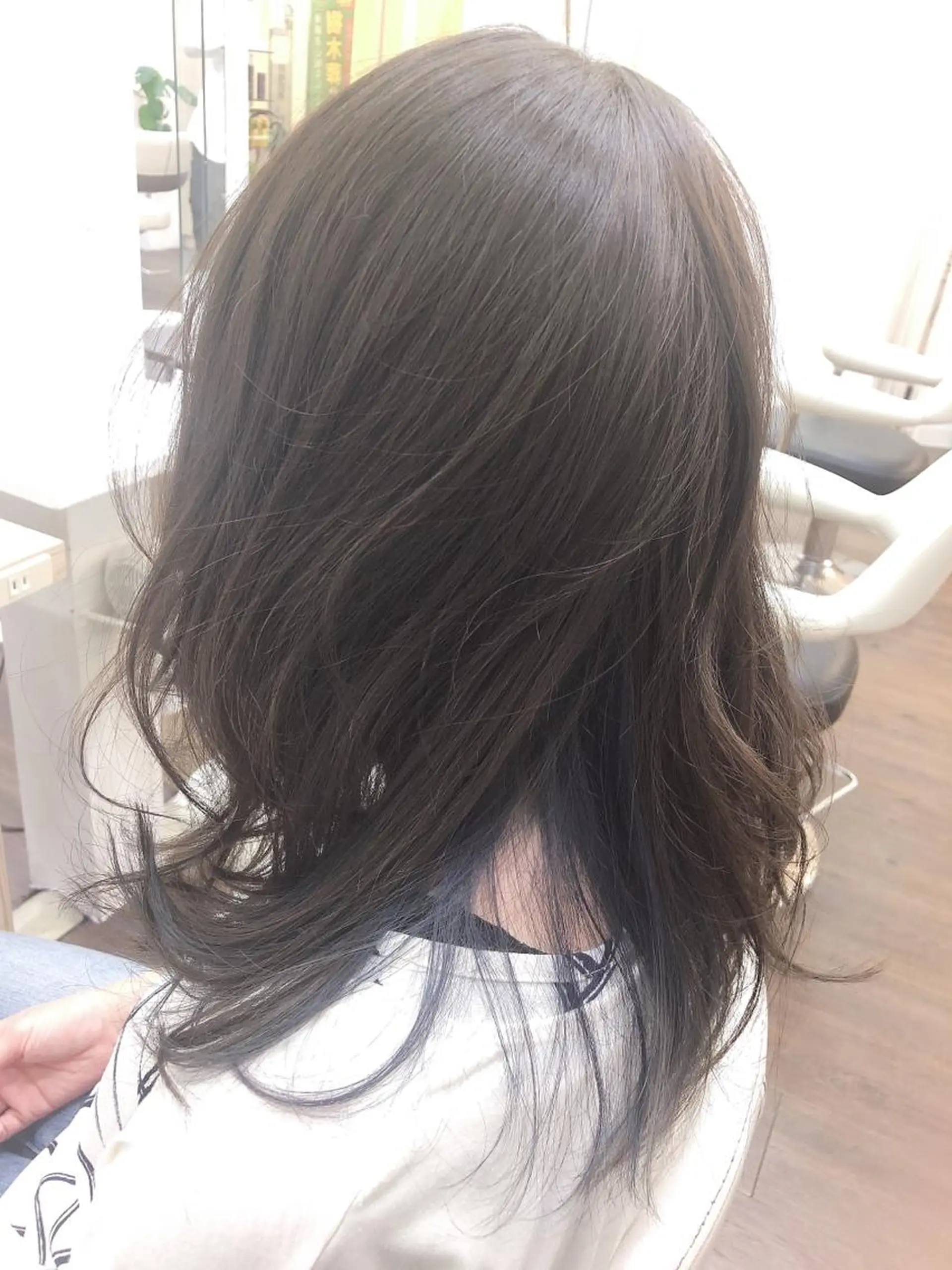 カラー アッシュ アッシュグレー ブリーチ ハイライト/インナー /ブリーチ/レイヤーのヘアスタイル