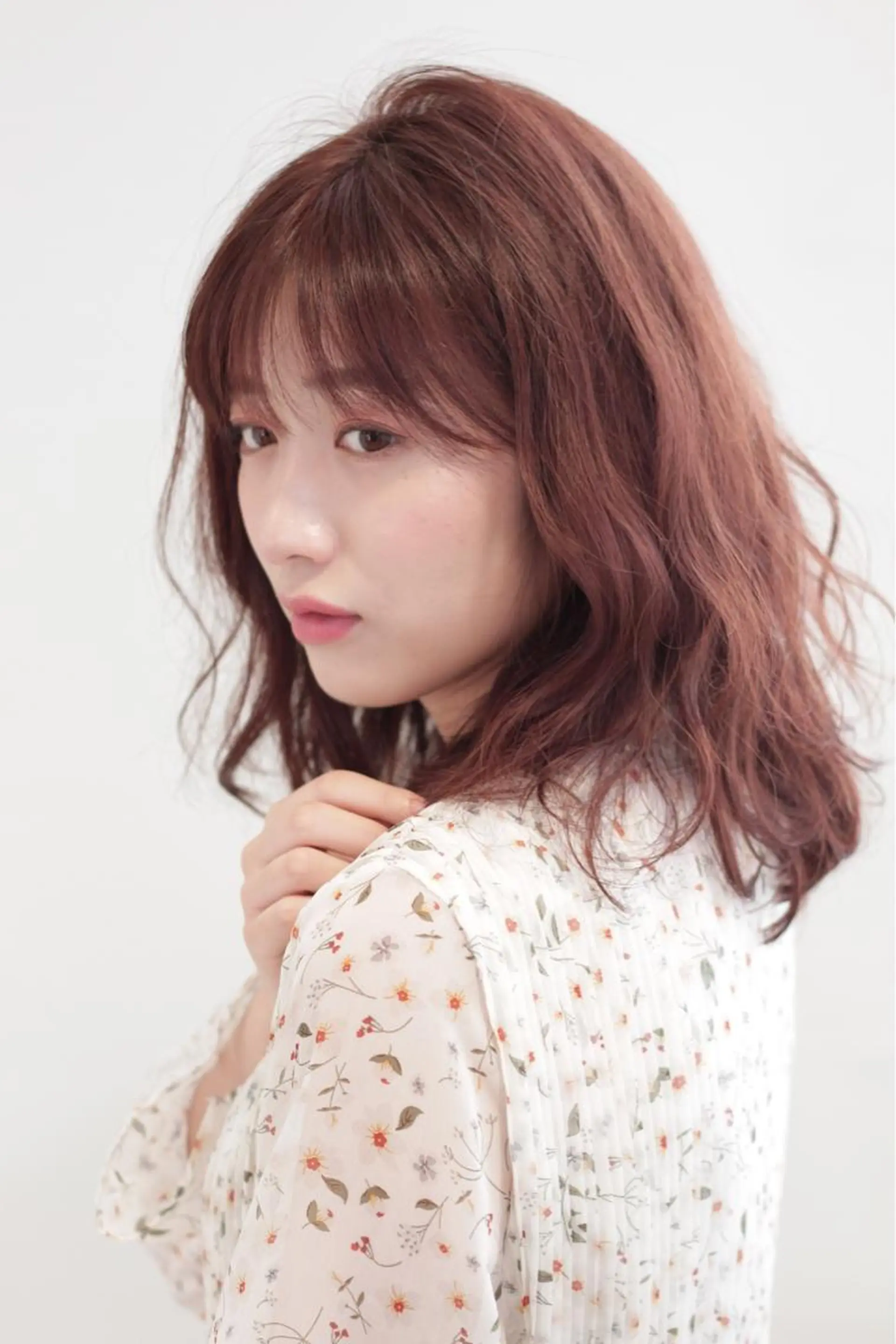 セミロング カラー ブリーチ ブラウンカラー 韓国風カラー 韓国風ヘア 太田ありさ クリーミーヘアカラーのヘアスタイル