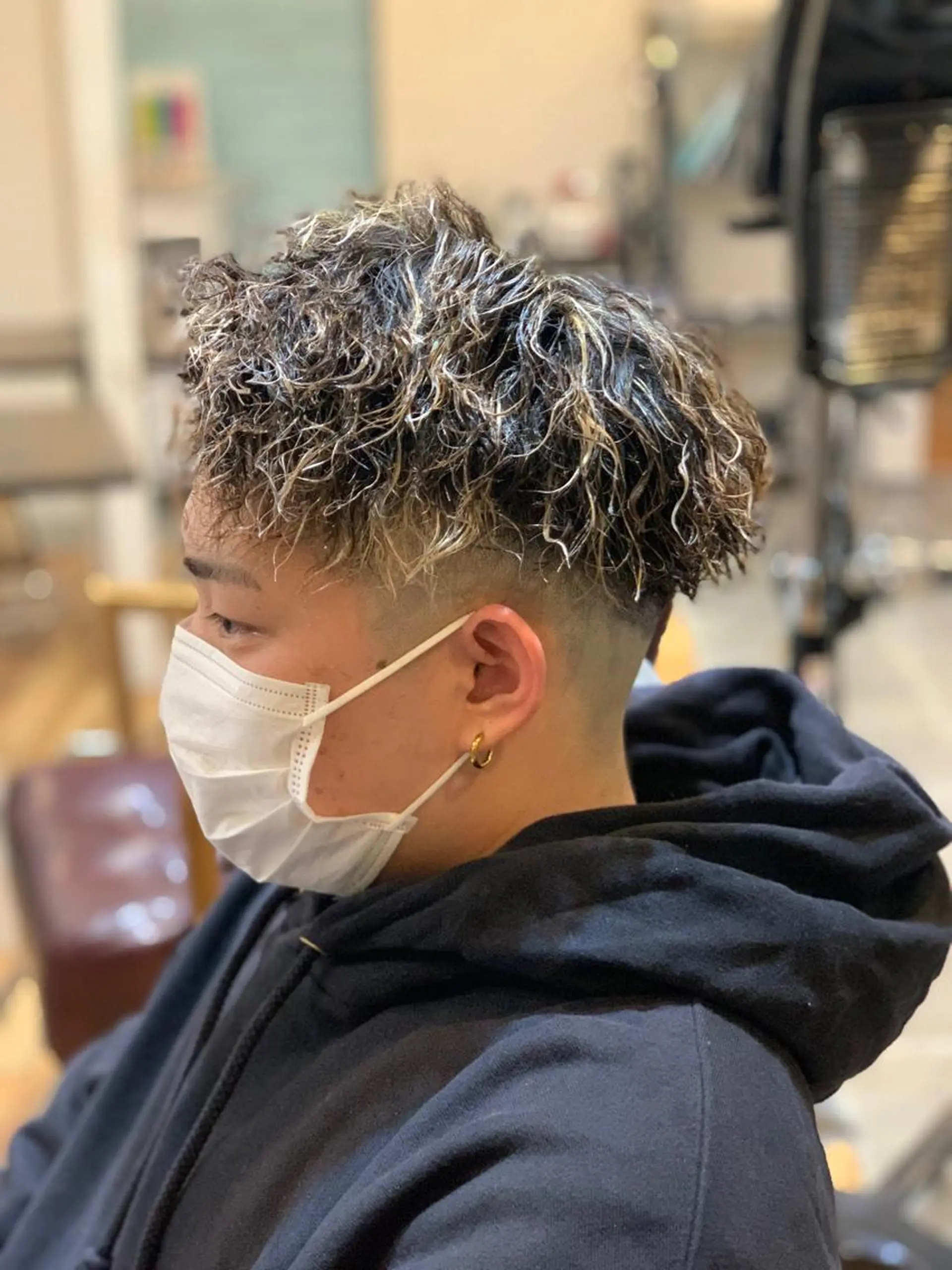 ショート カラー パーマ メンズ メンズハイライト メンズパーマ ツイストスパイラルパーマ ハイライトカラー ハイライト カット ヘアカラー パーマ CECIL hair なんば店所属・メンズパーマ 艶髪☆店長☆有馬のヘアスタイル