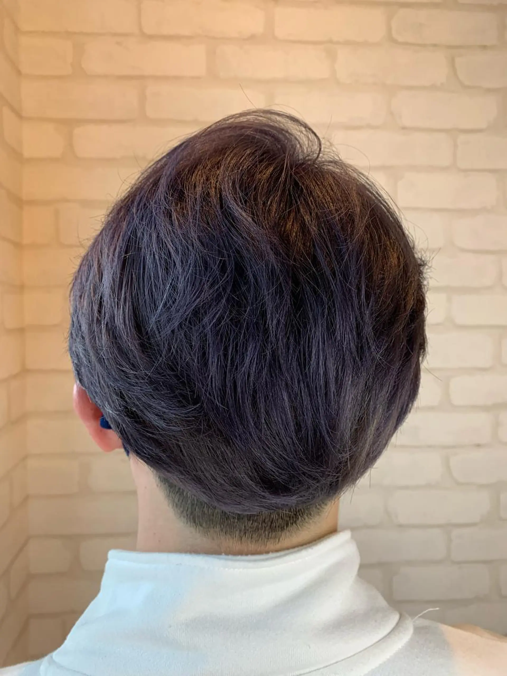 カラー メンズ メンズブリーチ マンバンヘア ブリーチ バイオレットカラー oasis川越店所属・秋葉 万柚子のヘアスタイル