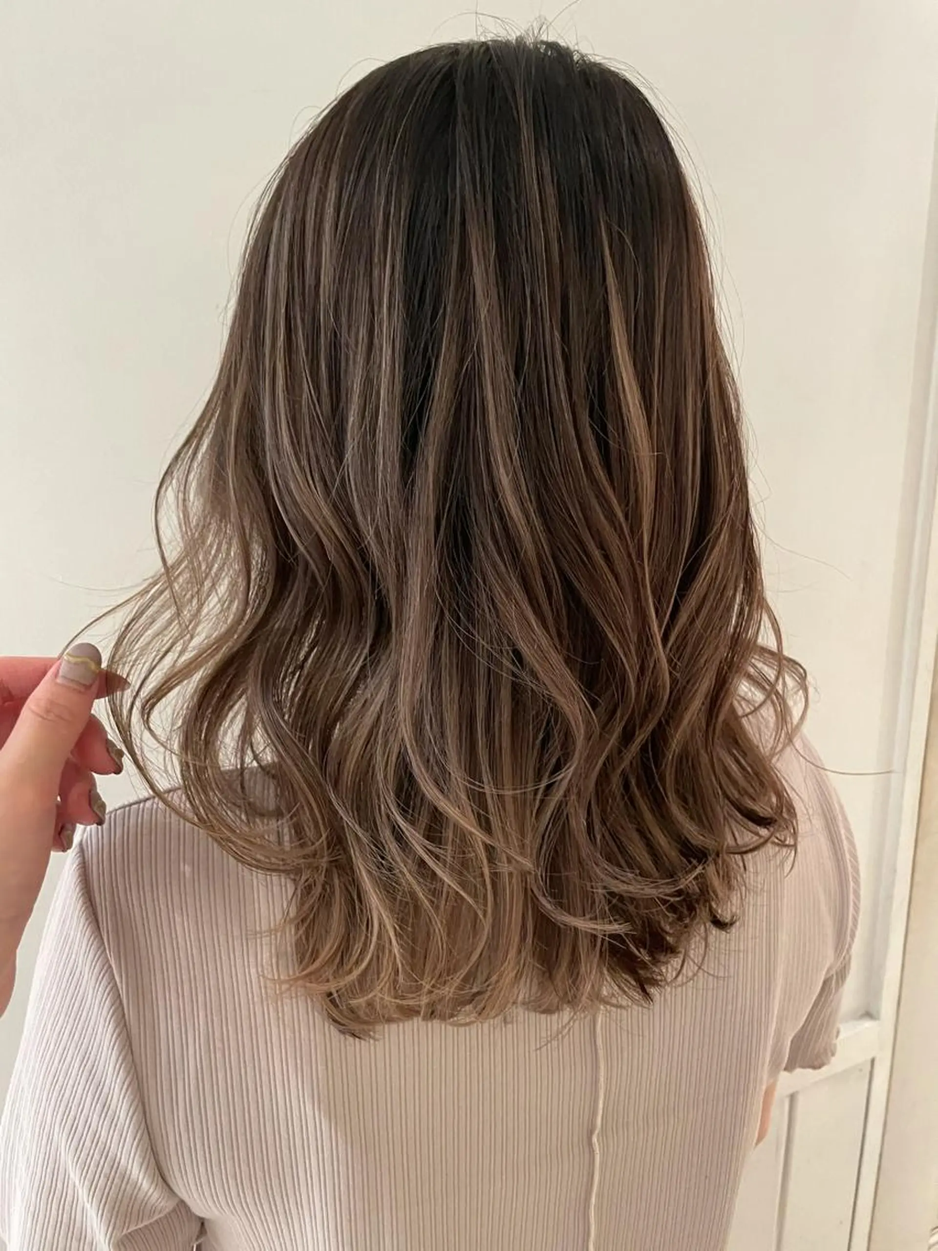 ミディアム カラー バレイヤージュ ブリーチ レイヤーカット ヘアカラー 湯田実津希🤎 ﾐﾙｸﾃｨ専門のヘアスタイル