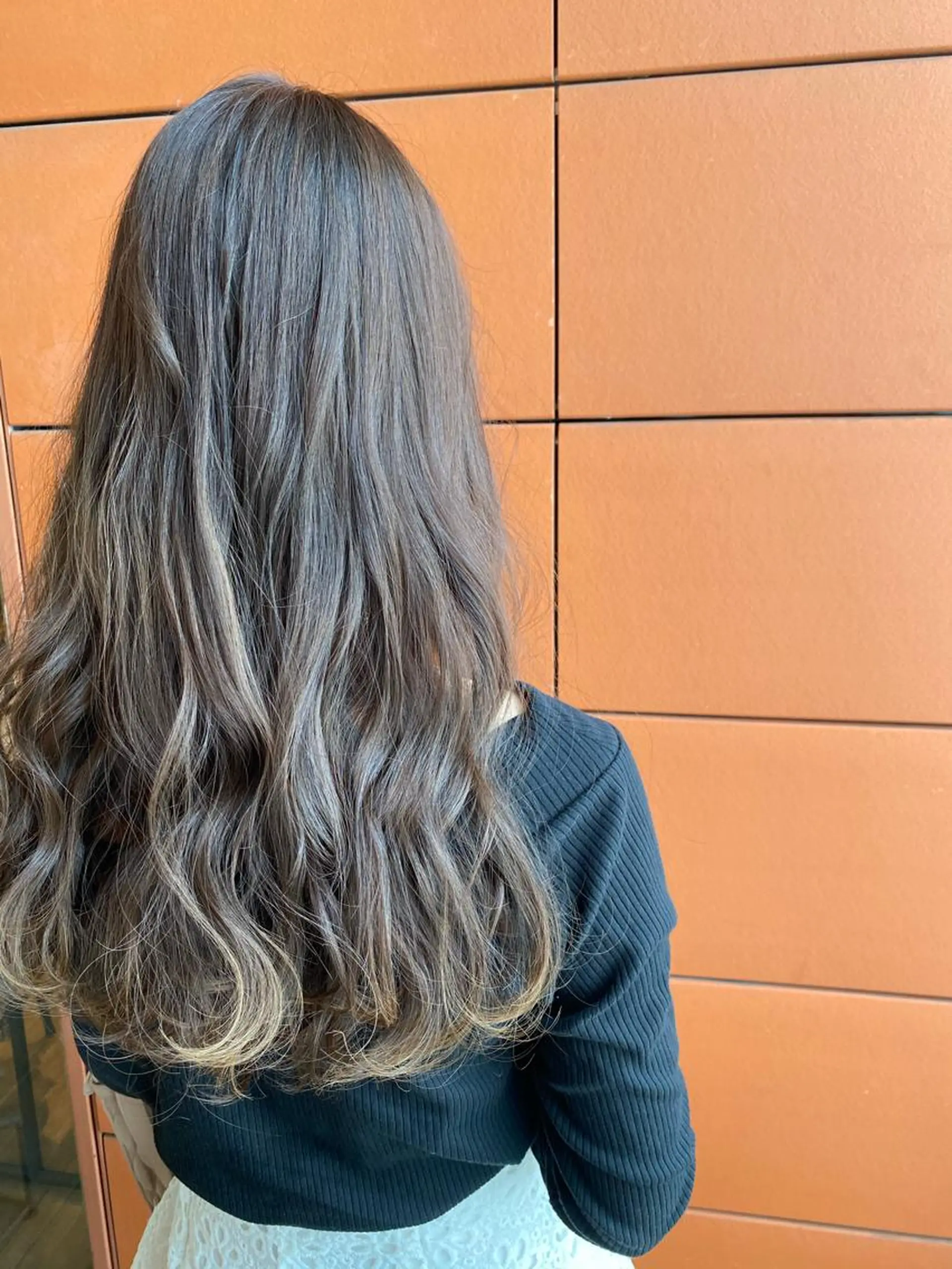 ロング カラー ベージュカラー ブリーチ Minori【ミノリ】所属・井手 孔介のヘアスタイル