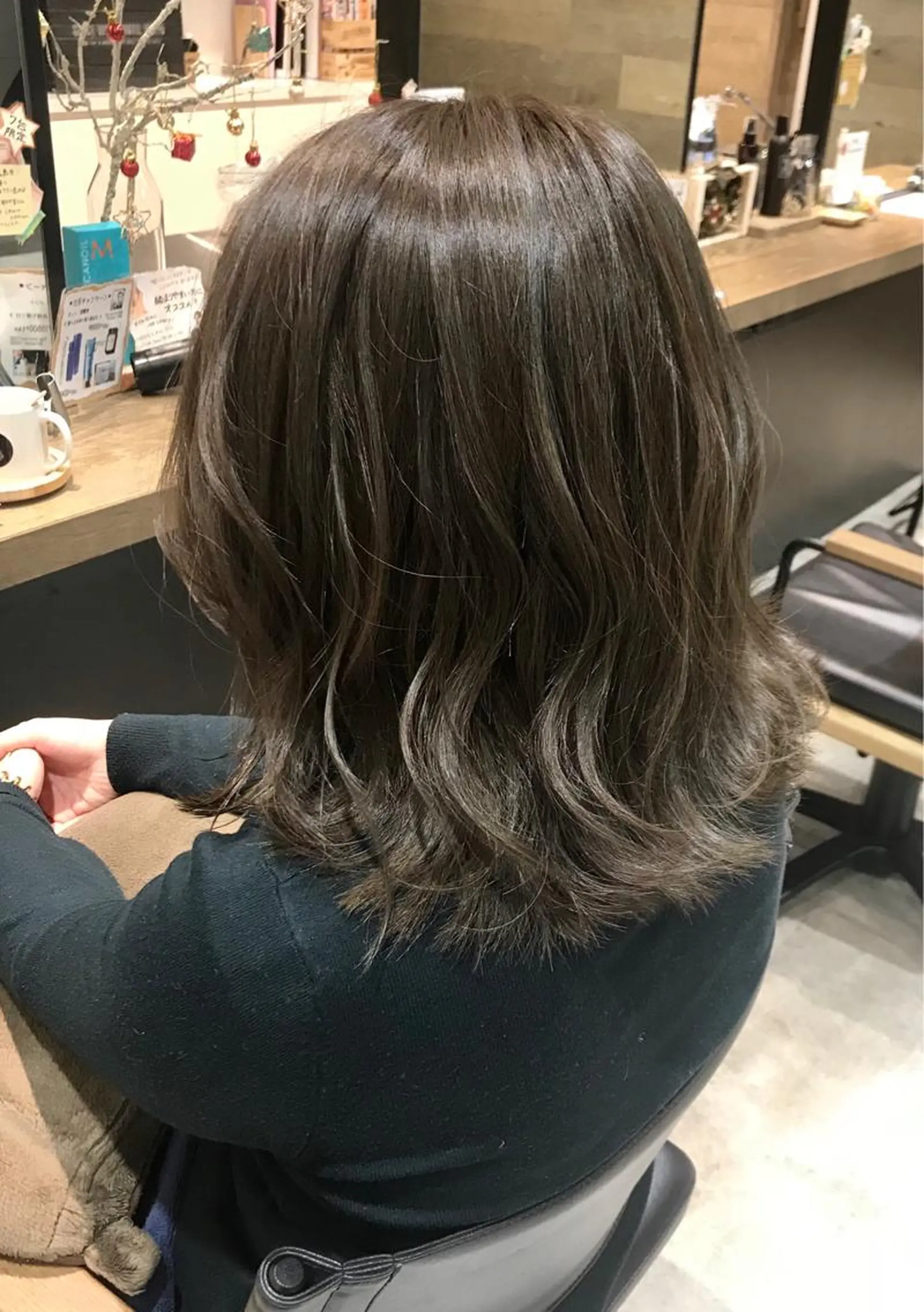 ミディアム カラー ヘアアレンジ ハイライトカラー シルバー ボブ ハイライト 外ハネヘア カット ヘアカラー トリートメント SALOWIN川崎所属・似合わせレイヤー/ 美髪縮毛矯正/ミナエのヘアスタイル