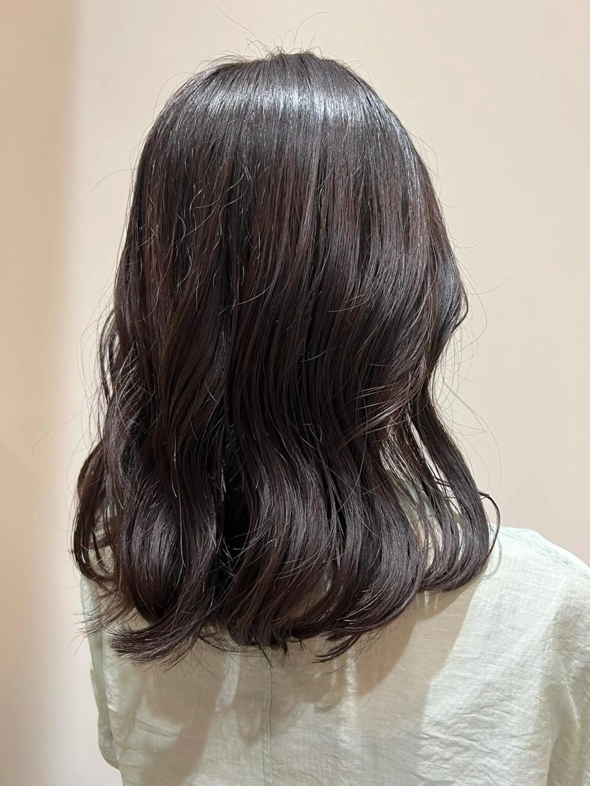 ミディアム カラー ヘアアレンジ ラベンダーカラー 暗髪カラー🫐パーマ おくだりんかのヘアスタイル