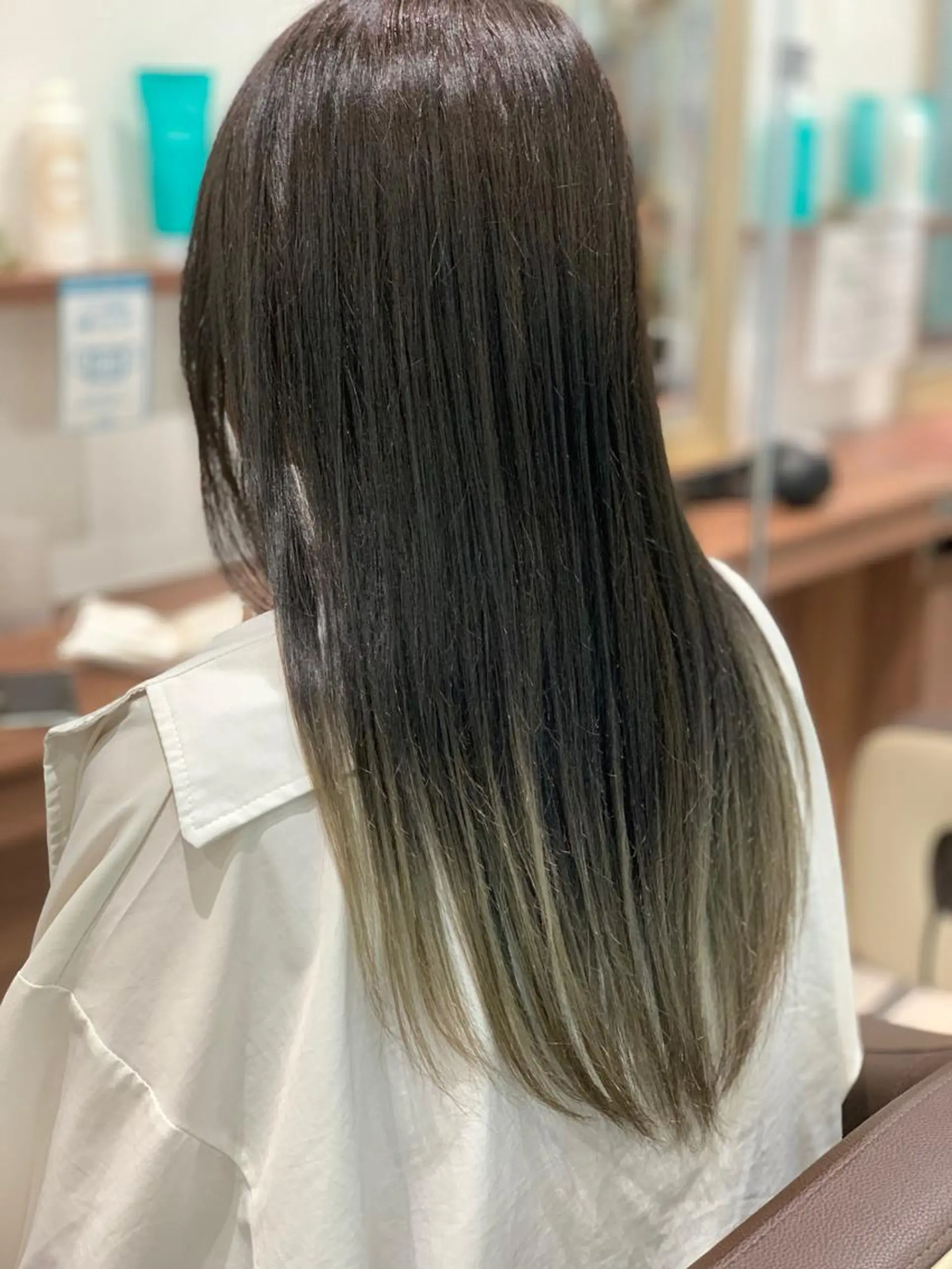 ロング カラー グラデーションカラー グレージュ カット ヘアカラー トリートメント 左藤 翔平のヘアスタイル