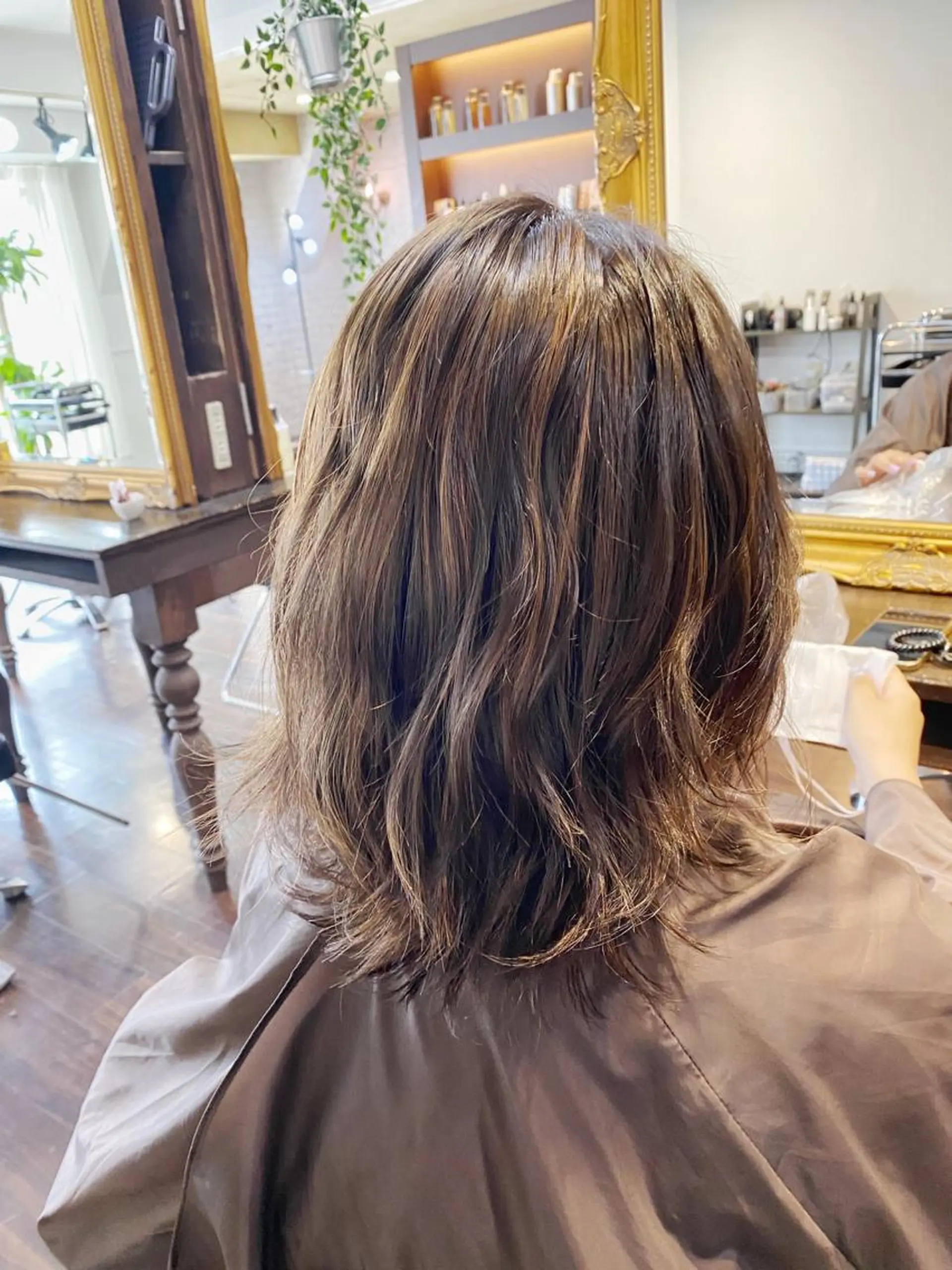 ミディアム カラー パーマ ヘアアレンジ ベージュカラー ブラウンカラー ハイライトカラー ハイトーンカラー ハイライト 韓国ヘア×髪質 改善🇰🇷シオリのヘアスタイル