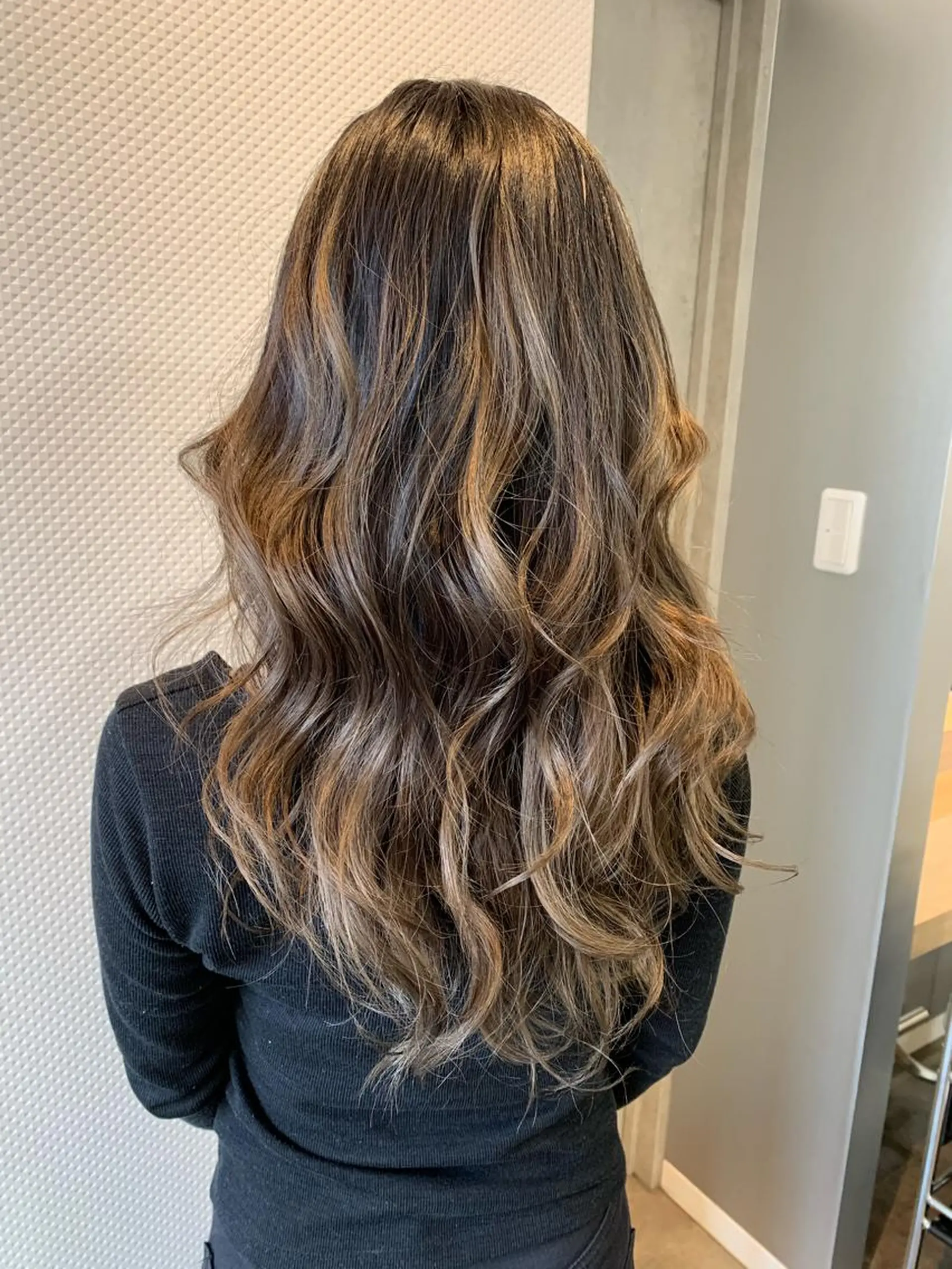 ロング レイヤーカット 透け感✨ダメージレス カラーHana🤍のヘアスタイル