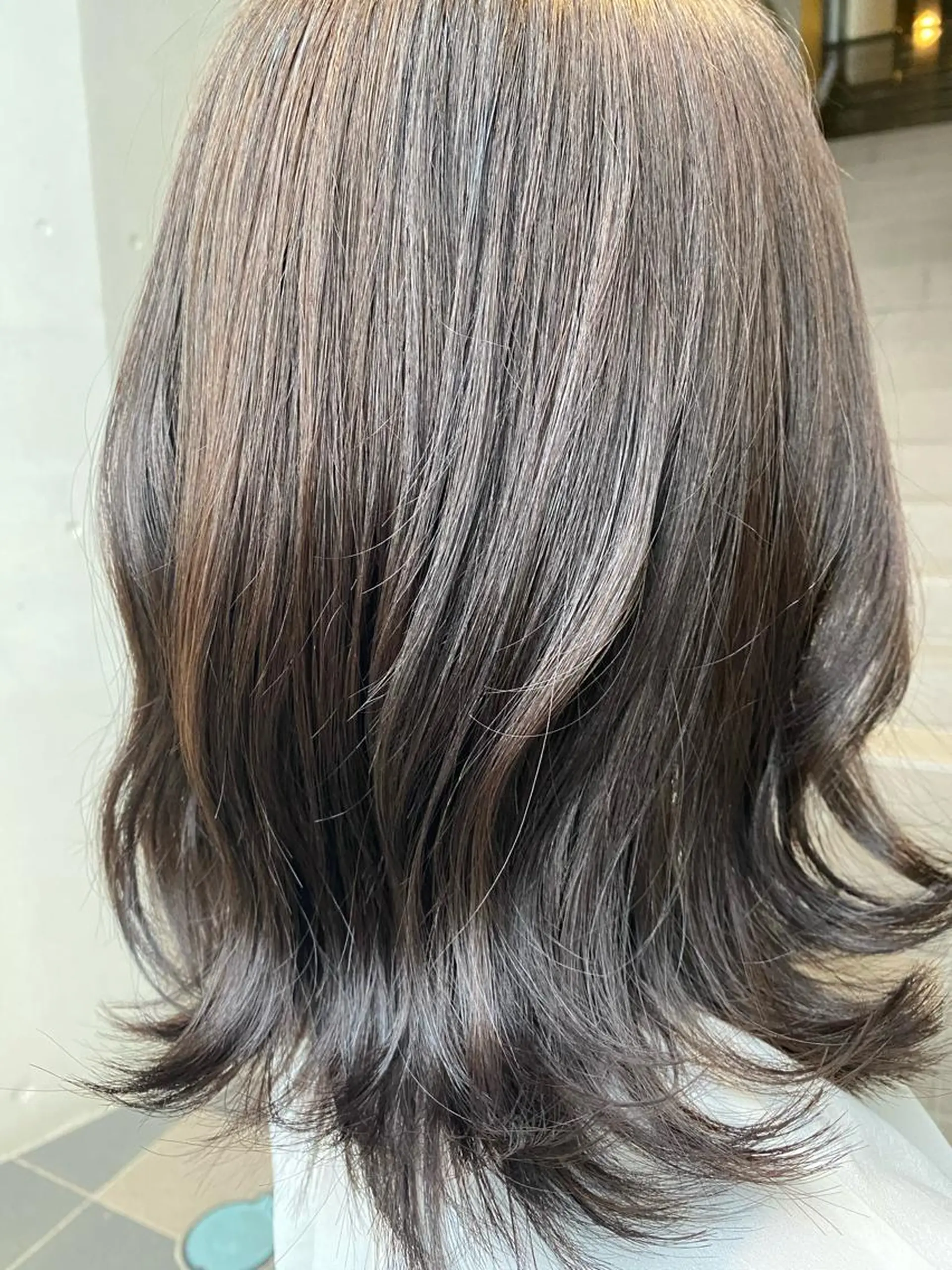 ミディアム カラー アッシュ アッシュグレー アッシュグレージュ 透明感カラー グレージュ エクステ／インナー カラー 礒野朱里のヘアスタイル