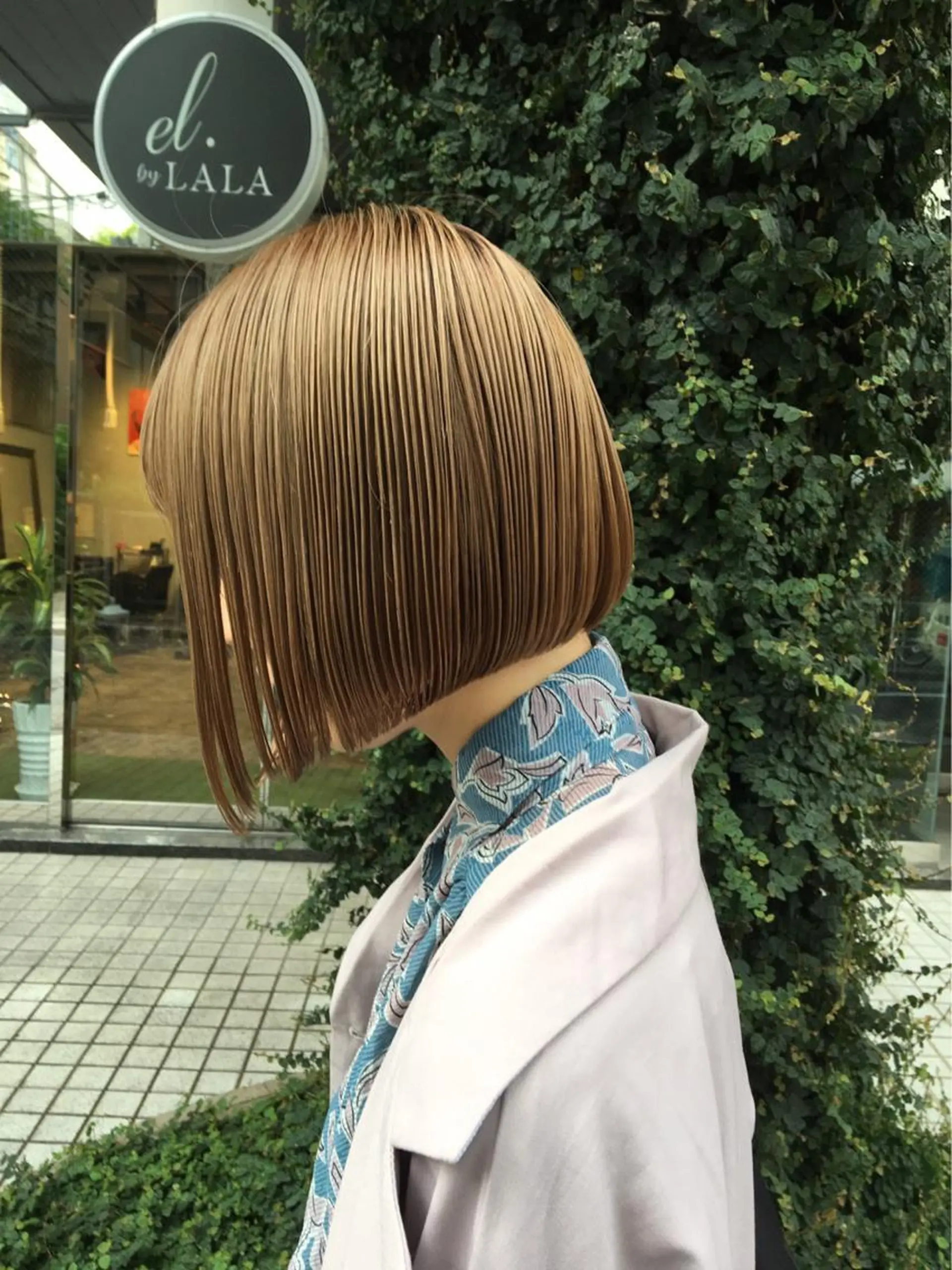 ショート カラー ブロンド ボブ ウルフ/レイヤー/ ブリーチ/牧原歩夢のヘアスタイル