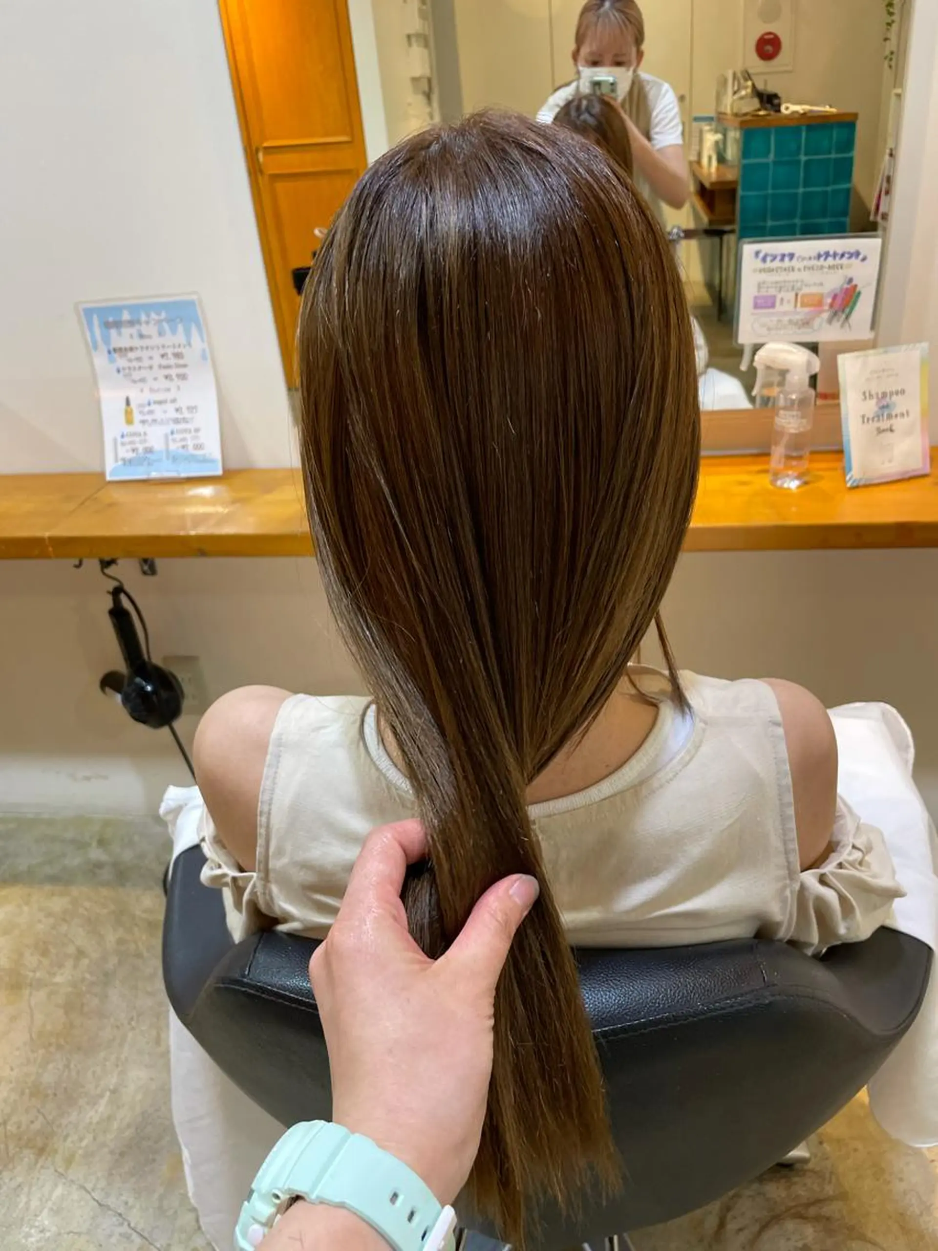 セミロング カラー MIOベージュカラー 柔らかいカラーのヘアスタイル