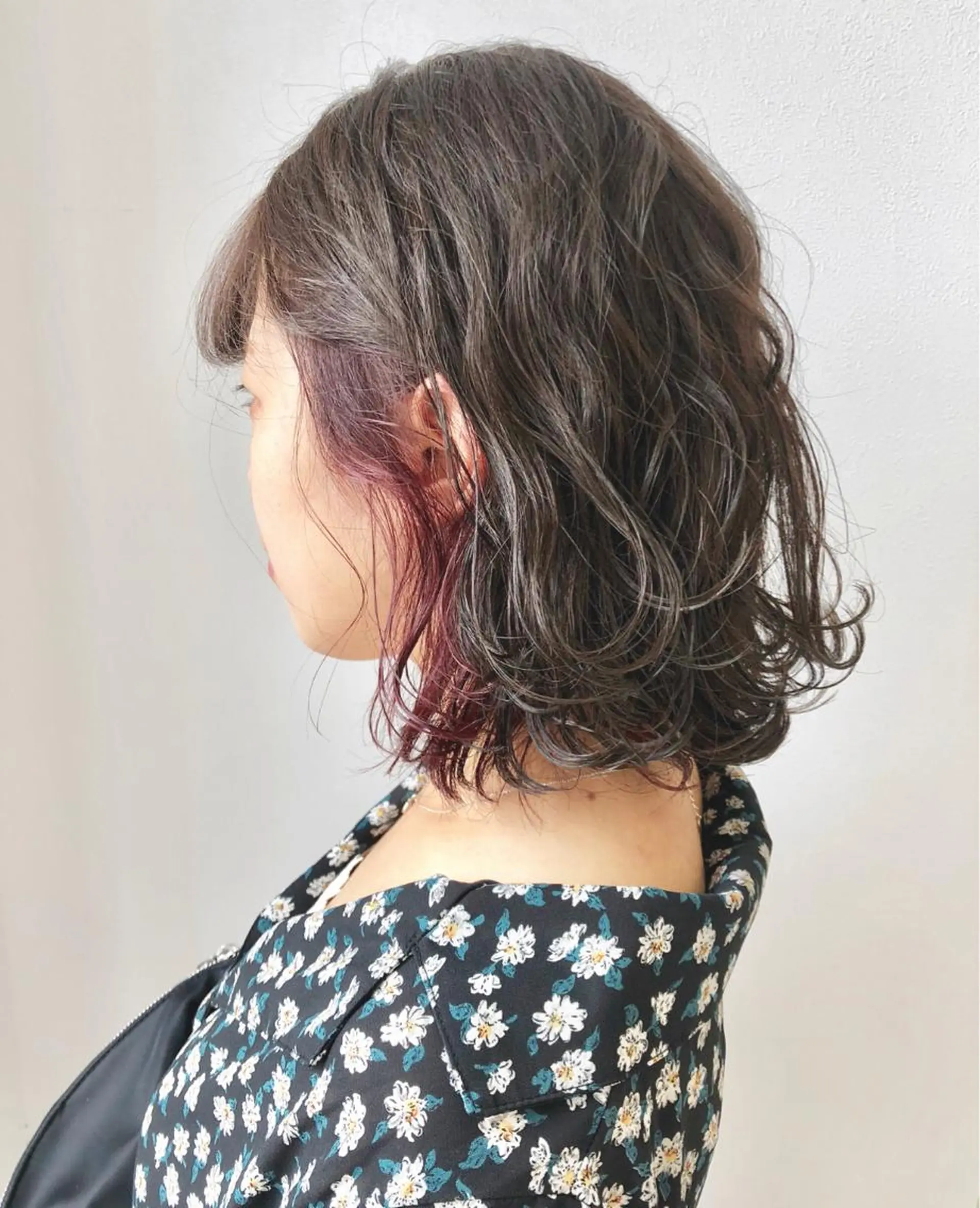 ミディアム カラー 透明感カラー グレージュ イルミナカラー インナーカラー ラベンダーカラー 岩田 萌那のヘアスタイル