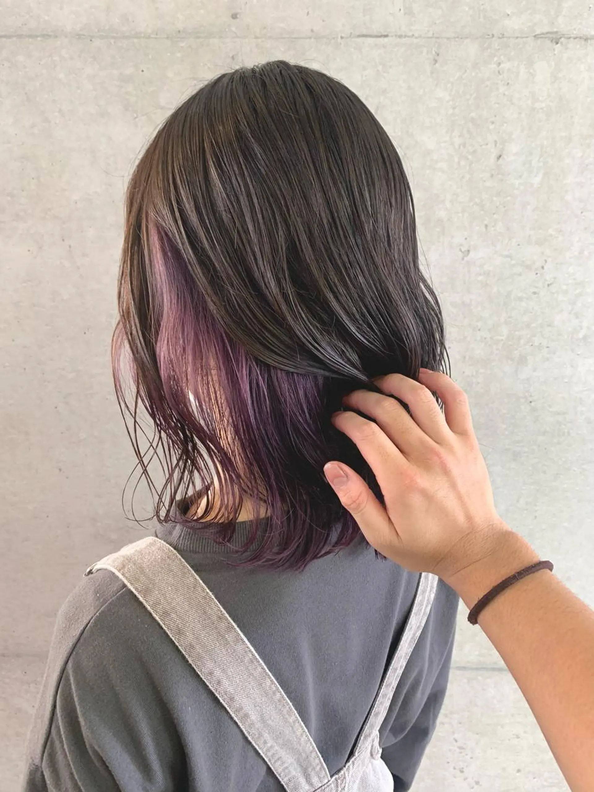 ミディアム カラー インナーカラー ラベンダーカラー カット ヘアカラー 西岡 優太のヘアスタイル