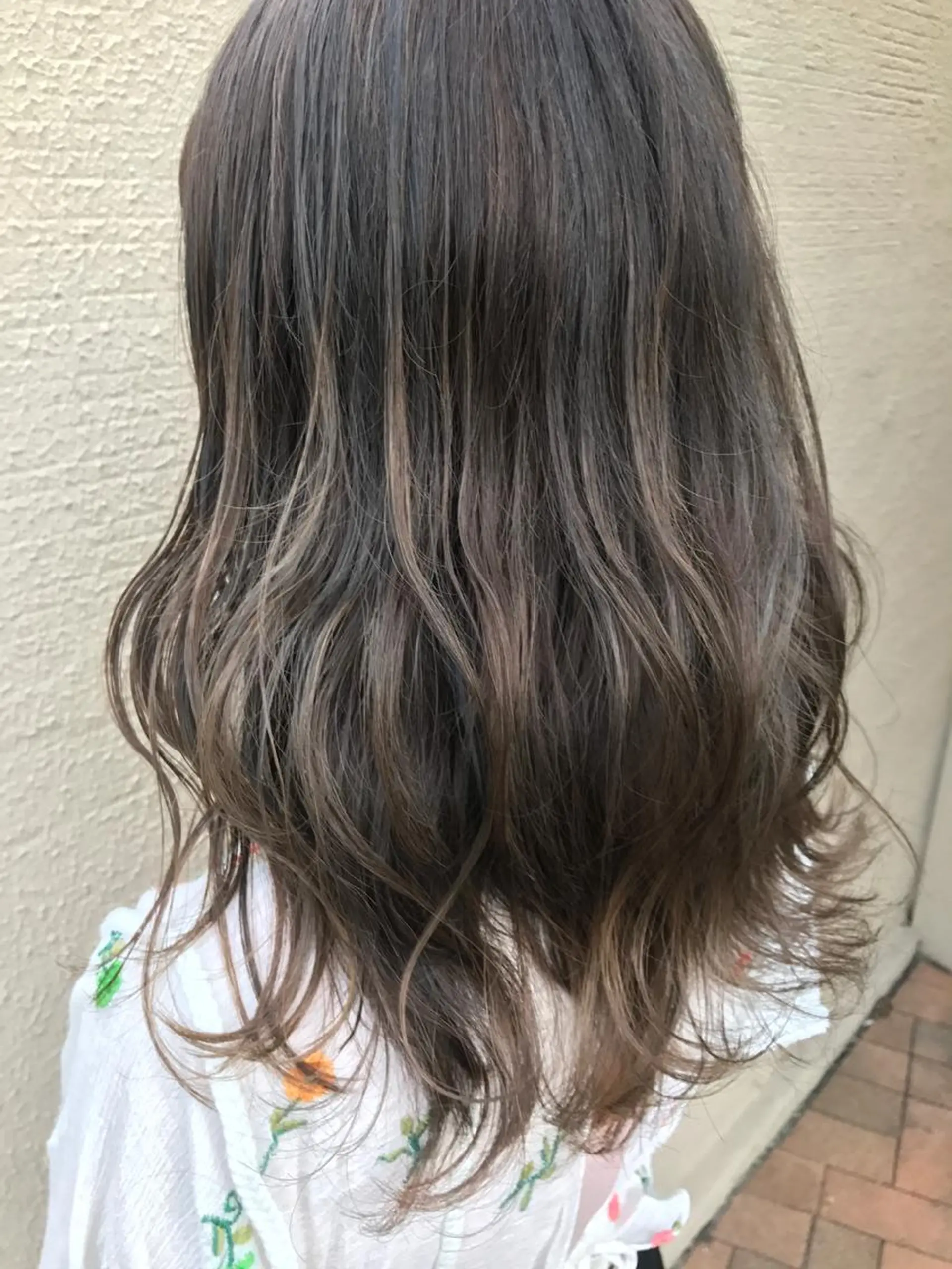 セミロング カラー グレージュ ハイライトカラー ハイライト KANOI 銀座中央通り所属・上條 航平のヘアスタイル