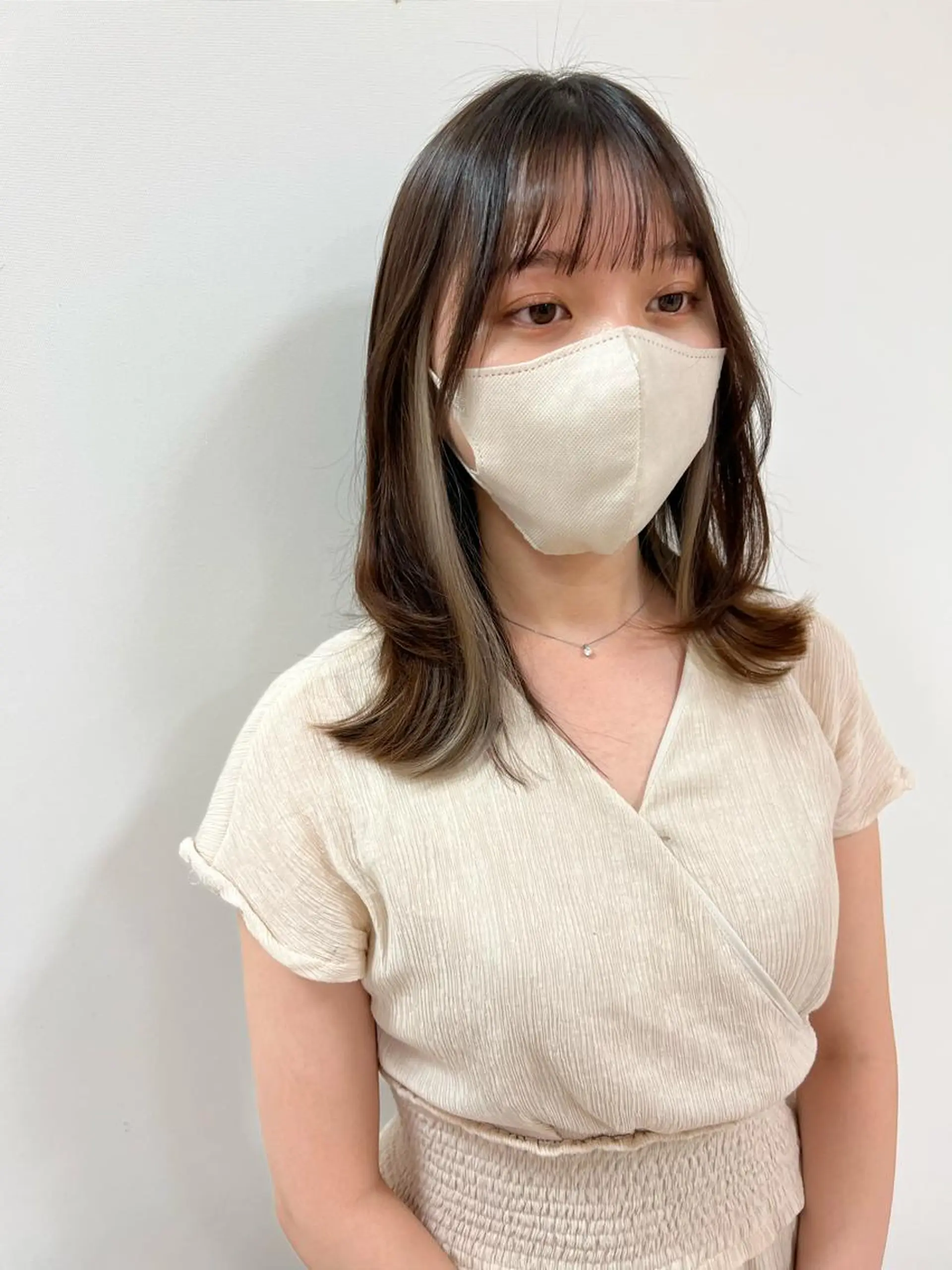 セミロング カラー ベージュカラー イヤリングカラー シルバー シルバーベージュ ホワイトシルバー カット ヘアカラー トリートメント ヘアセット ハイトーン/ウルフ /レイヤー/坂野幸伸のヘアスタイル