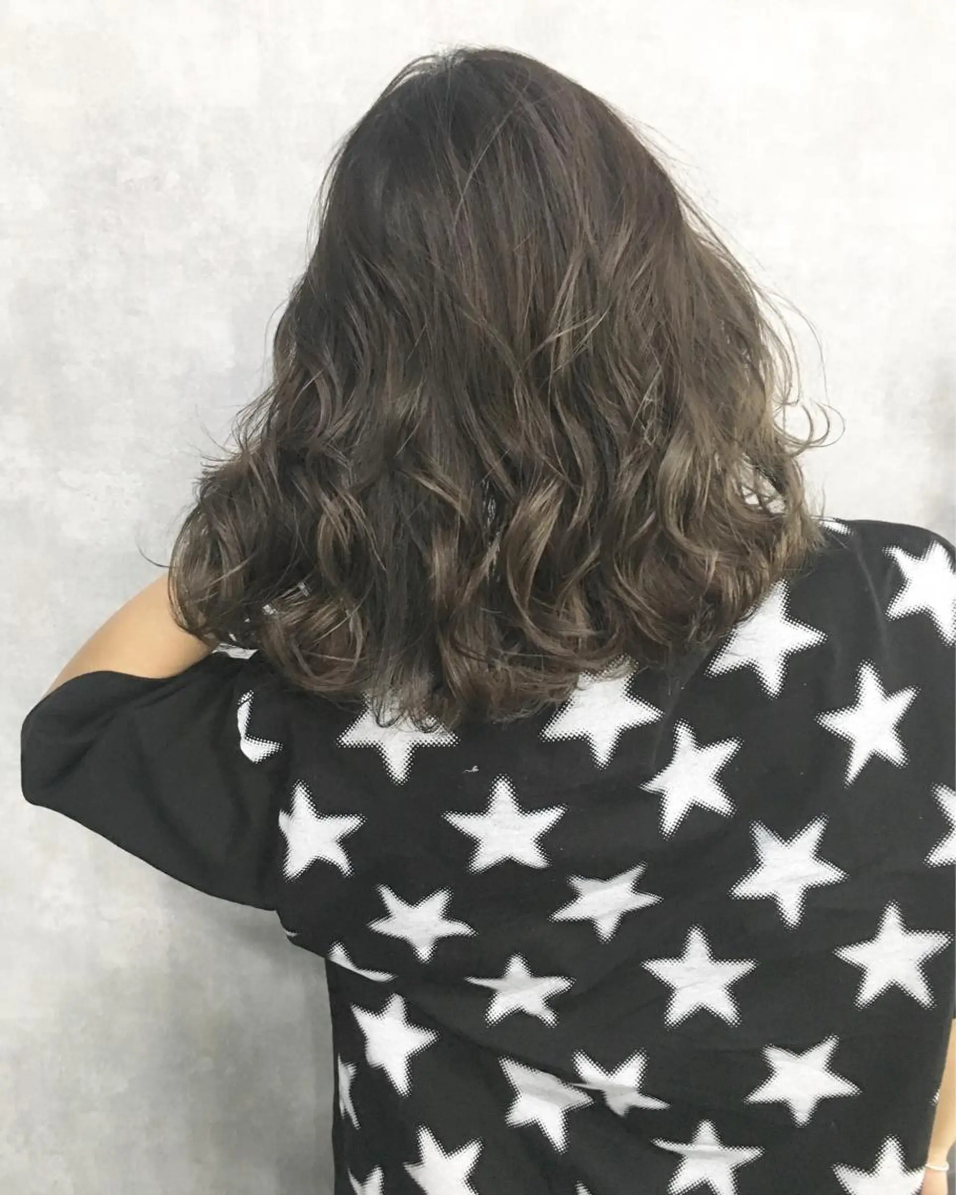 ミディアム カラー グレージュ ハイライトカラー ハイライト レイヤーカット BLend 渋谷のヘアスタイル