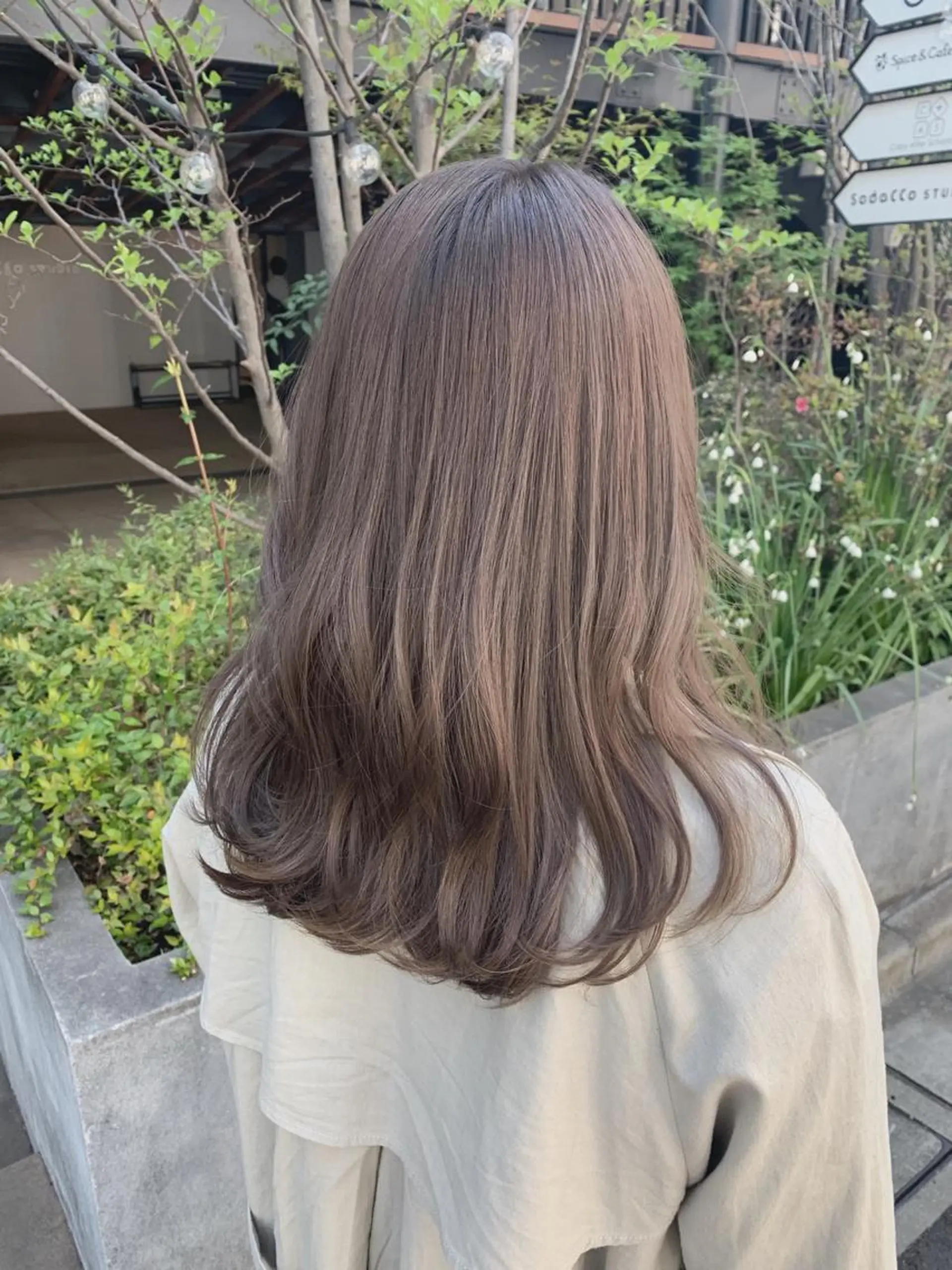 カラー バレイヤージュ ブリーチ デザインカラー ハイライトカラー インナーカラー ハリウッドブロウ LAID BACKの眉毛・アイブロウイメージ