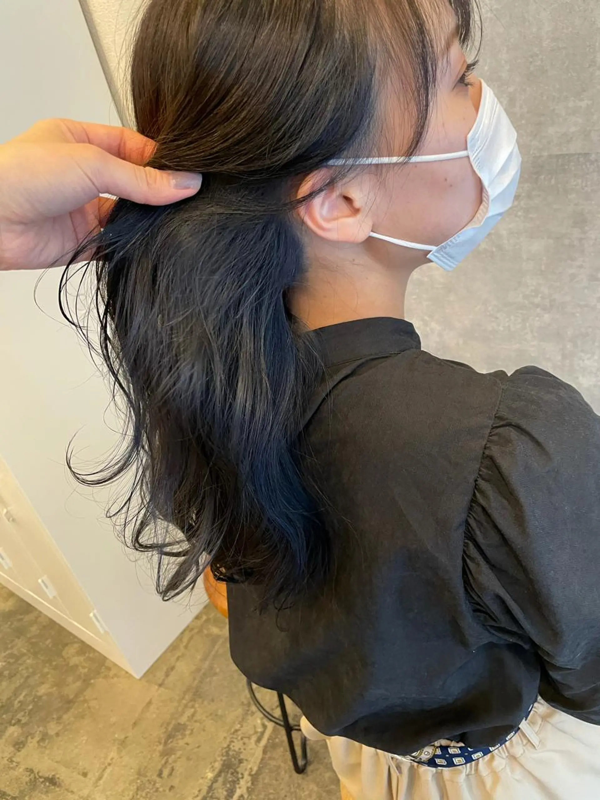 カラー 黒髪 ブルーカラー ブルーブラック インナーカラー darts所属・髪質改善･烏丸💠 KAREN💠のヘアスタイル