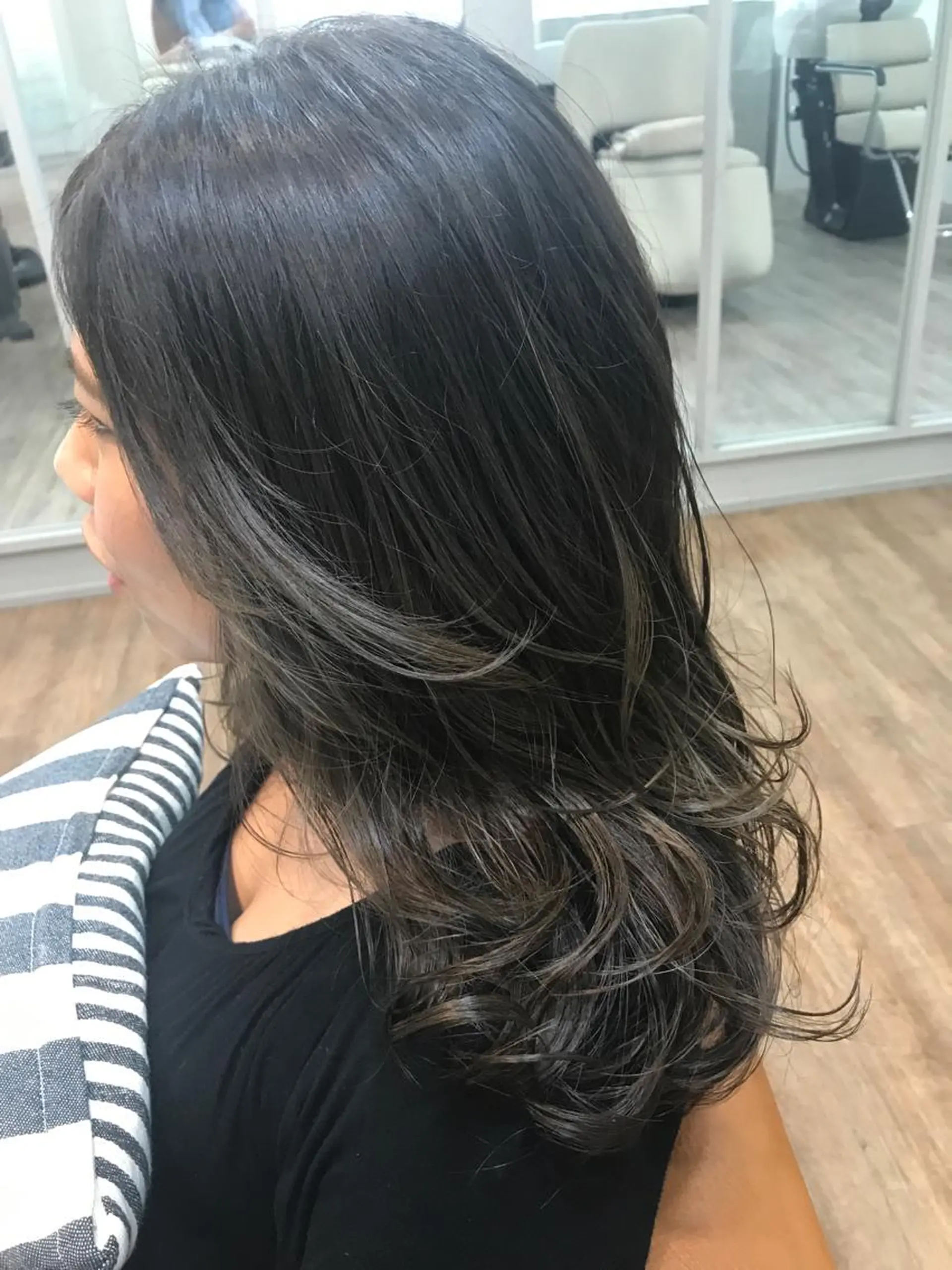 ロング カラー 新井 友菜のヘアスタイル