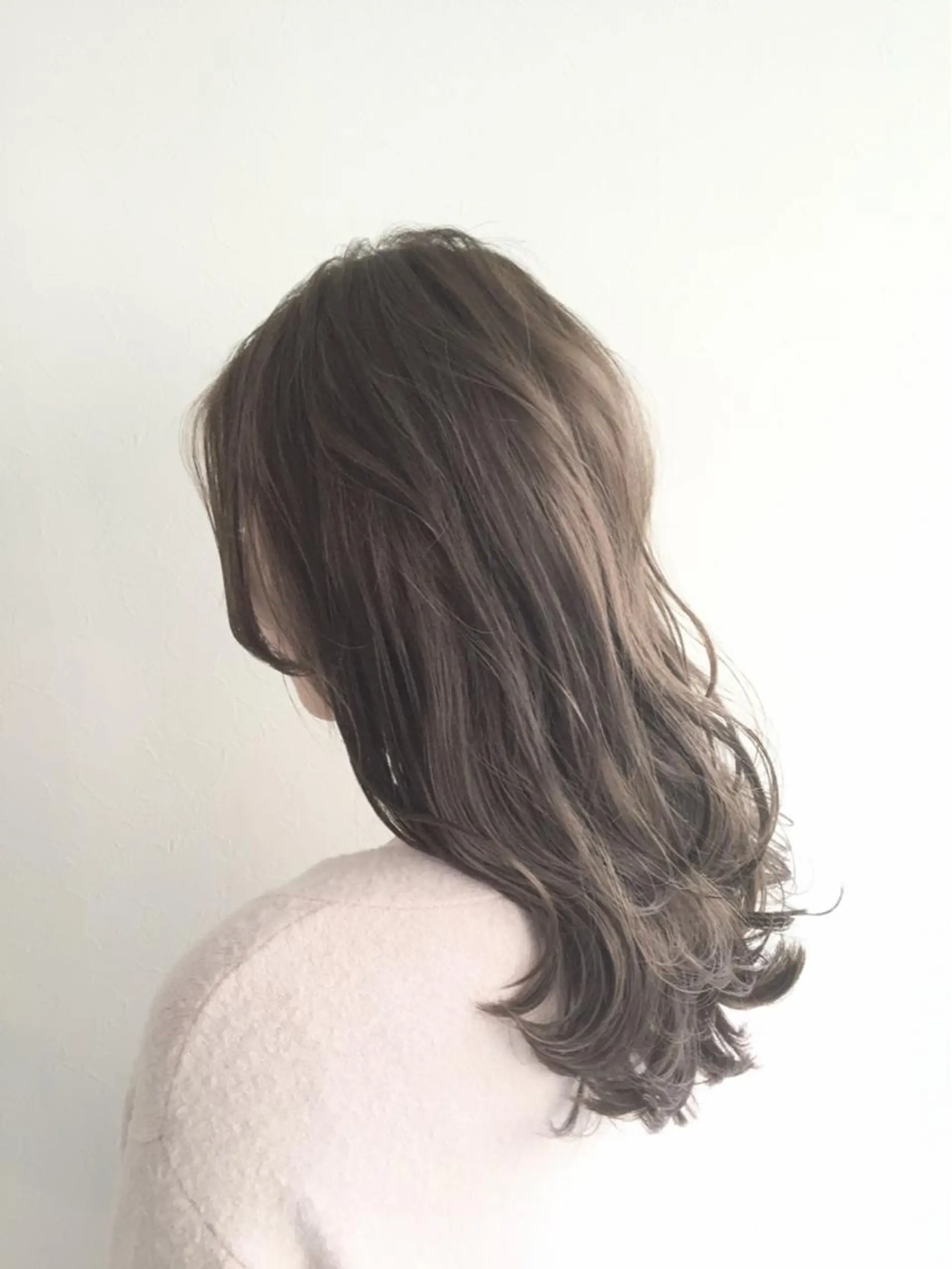 セミロング カラー 小顔カット✨ 透明感カラーのヘアスタイル