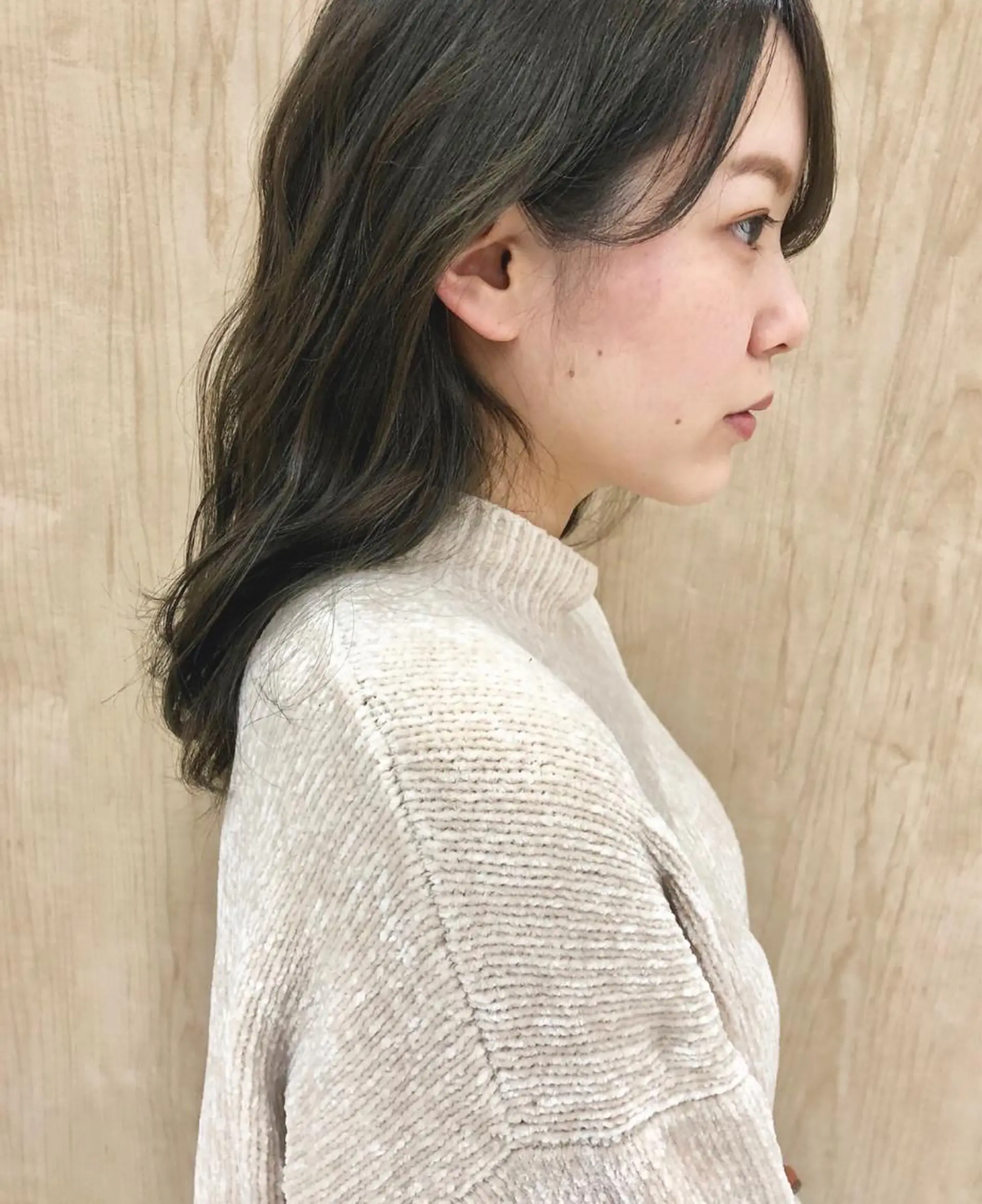 ミディアム カラー グレージュ カーキグレージュ 岩田 萌那のヘアスタイル