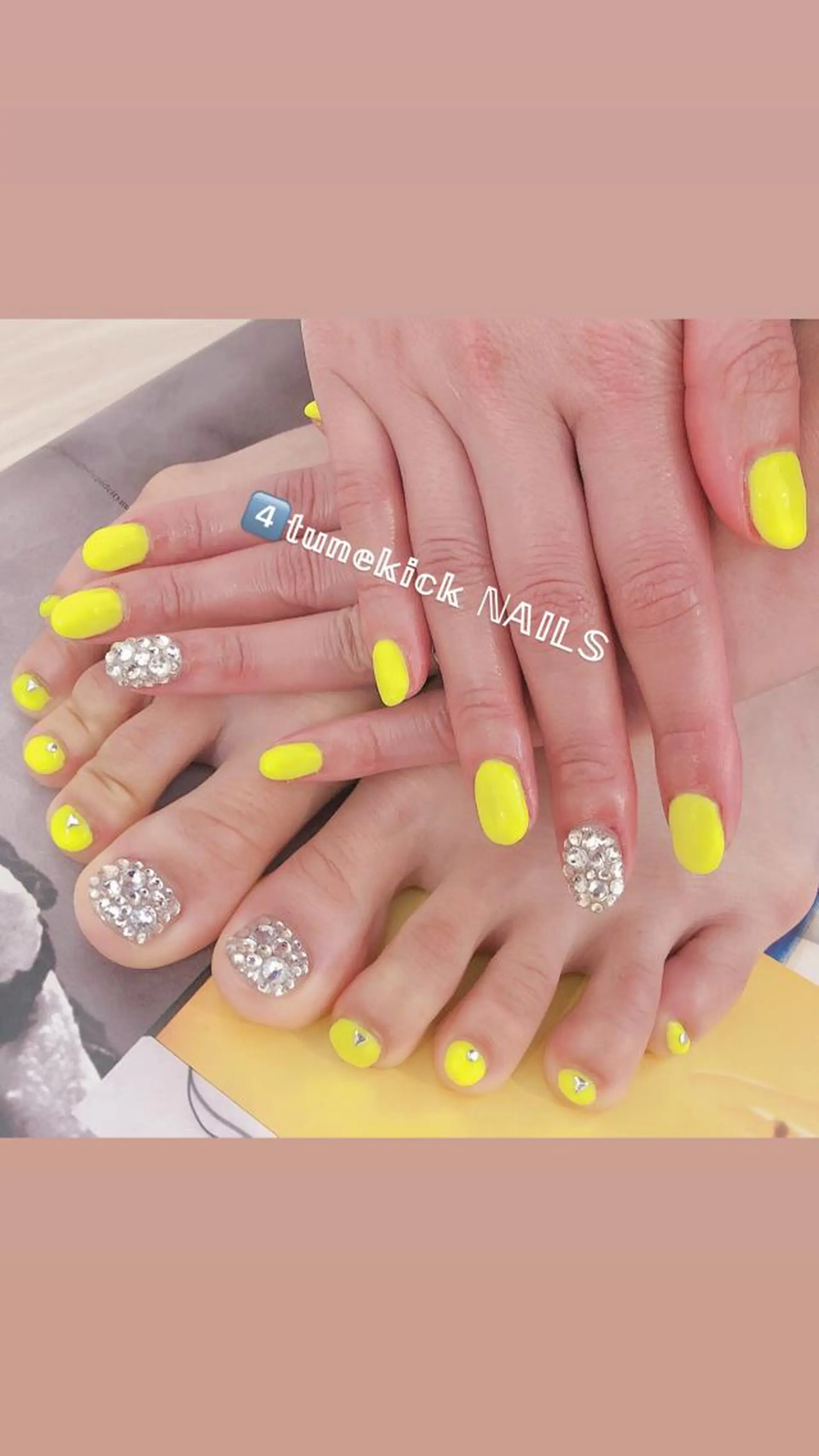 ネイル フットネイル ストーンネイル 黄色 4tunekick NAILS(フォーチュンキックネイルズ)所属・光森 淳子のネイルデザイン