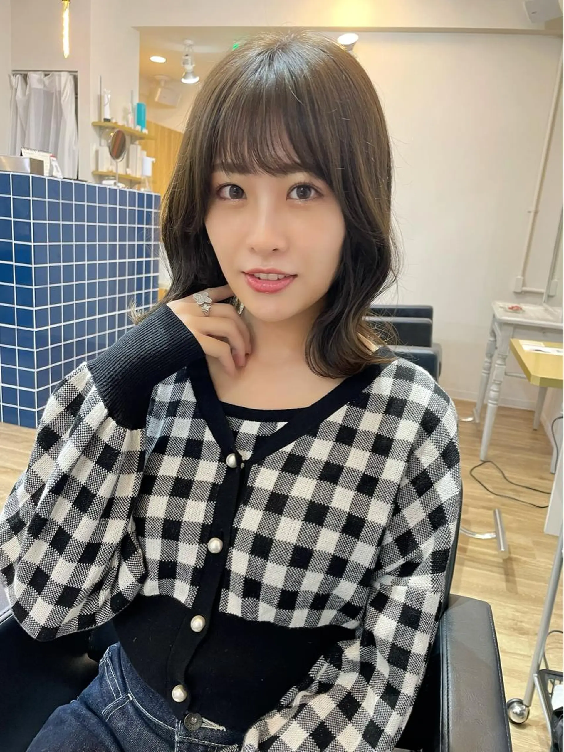 ミディアム カラー アッシュ 黒髪 ブリーチ ブルーカラー ブルーブラック カット ヘアカラー トリートメント オリーブカラー 特化　　kaiのヘアスタイル