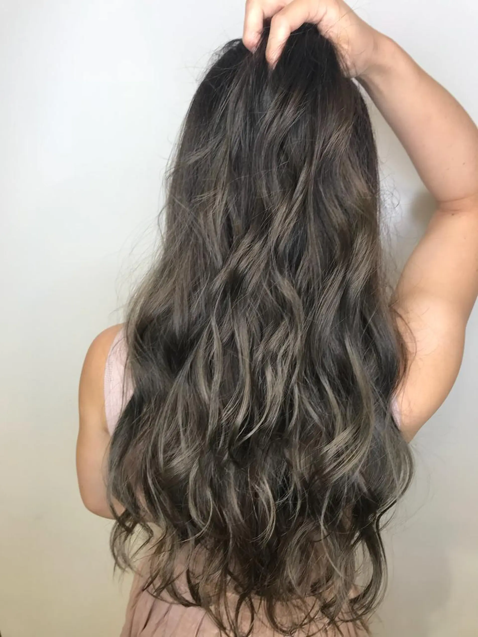 ロング カラー ブリーチ ケアブリーチ グラデーションカラー ハイライトカラー イルミナカラー AMI Hair  supply所属・髪質改善カラー 韓国風レイヤーのヘアスタイル