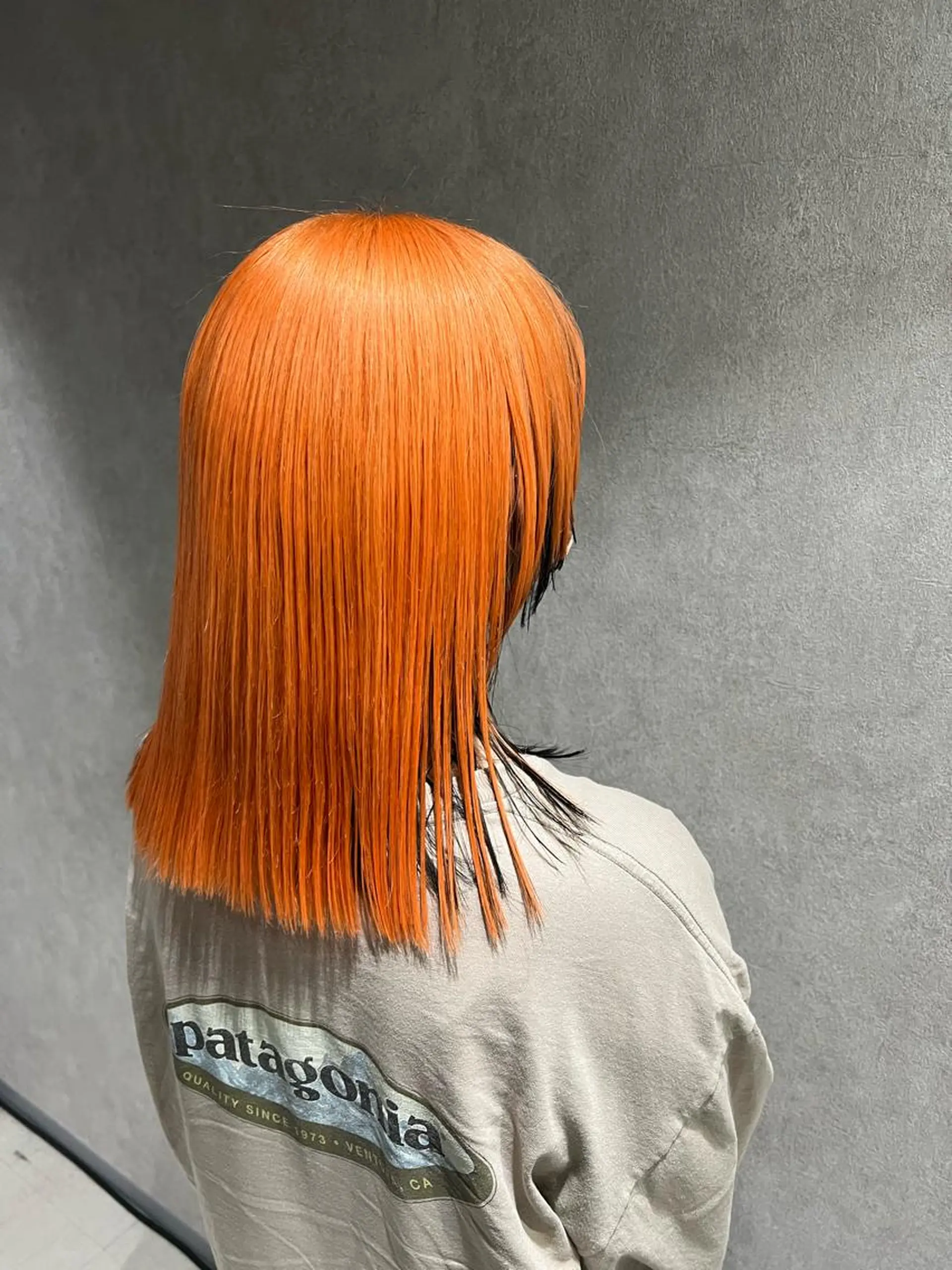 ミディアム カラー オレンジ レイヤーカット mimiiy梅田 中崎町ハイトーンのヘアスタイル