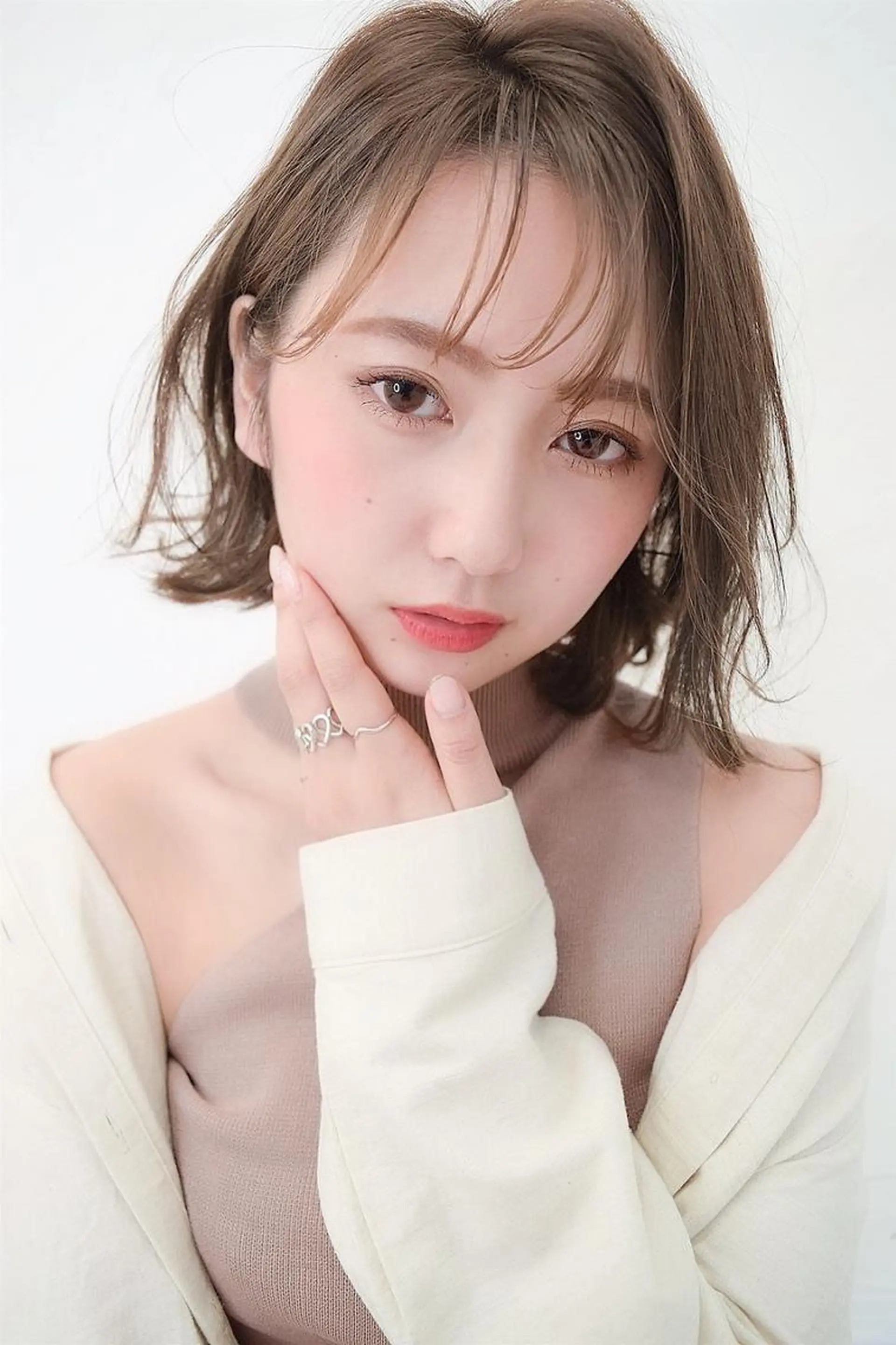 ショート カラー ベージュカラー セピアベージュ 顔周りカット シースルーバング ショートヘア ANGELICA 難波店のヘアスタイル