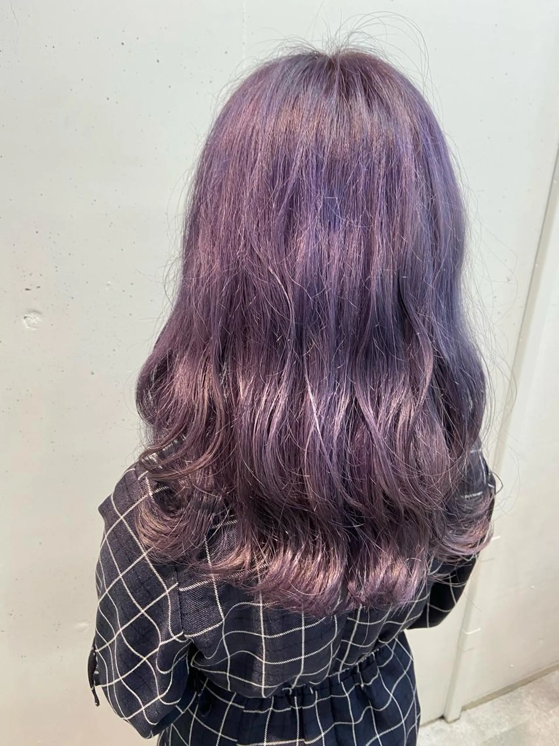 ミディアム カラー バレイヤージュ ブリーチ ブルーカラー ケアブリーチ グラデーションカラー トリートメント AILEE所属・ウルフカット レイヤーカット上柿のヘアスタイル