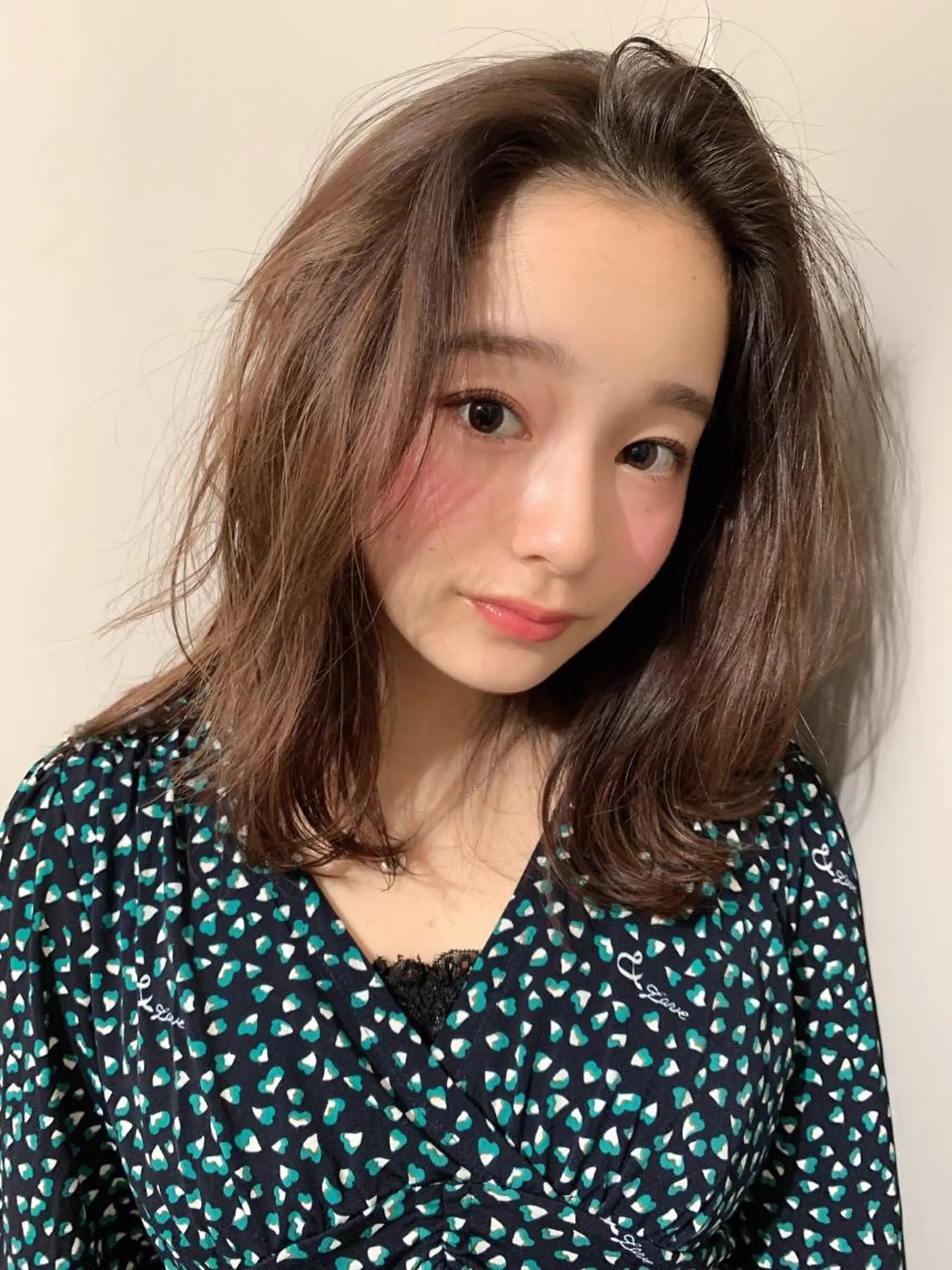 ミディアム カラー chiaki .のヘアスタイル