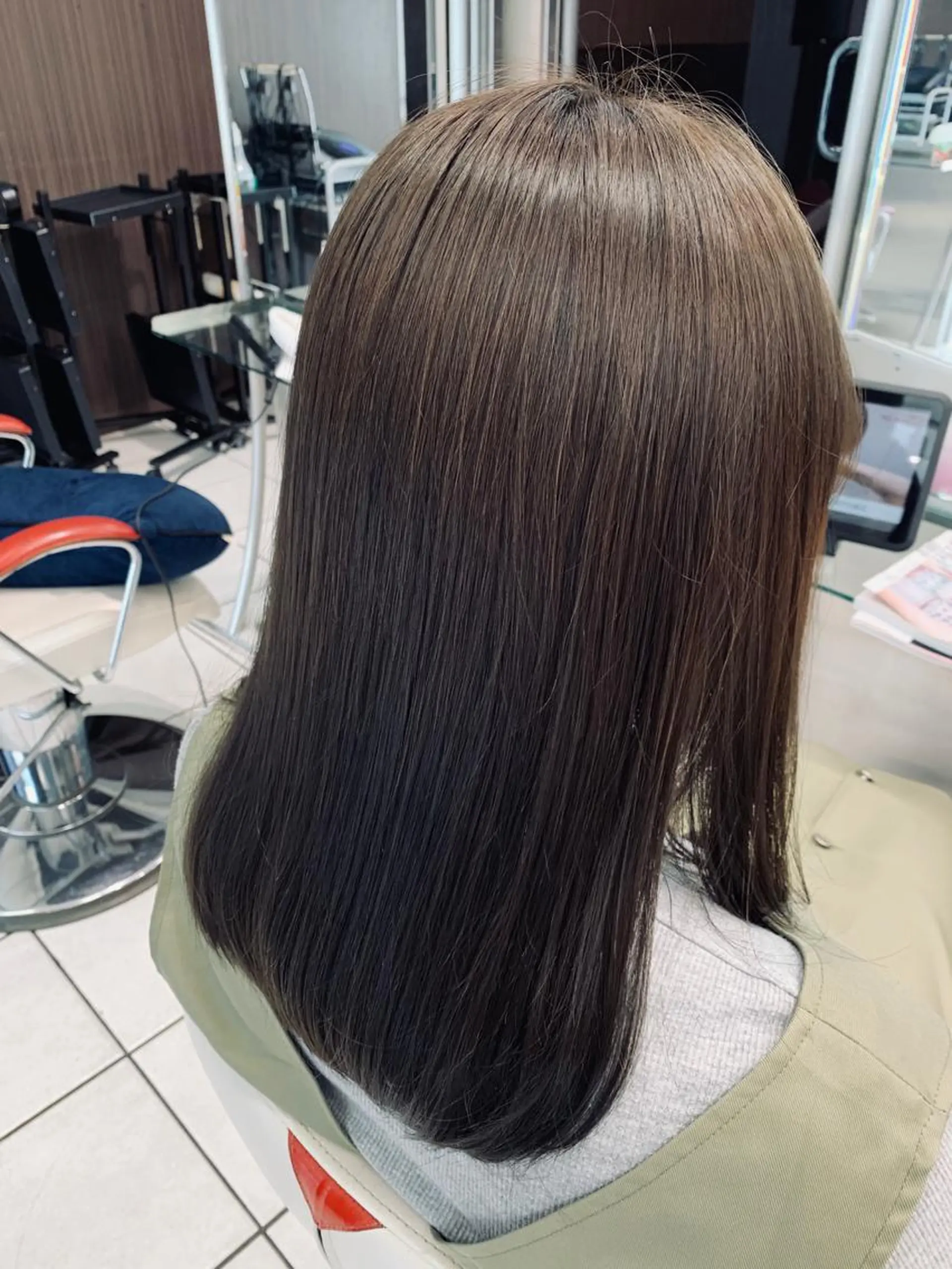 ミディアム カラー 透明感カラー アートディレクター 尾内 友美のヘアスタイル