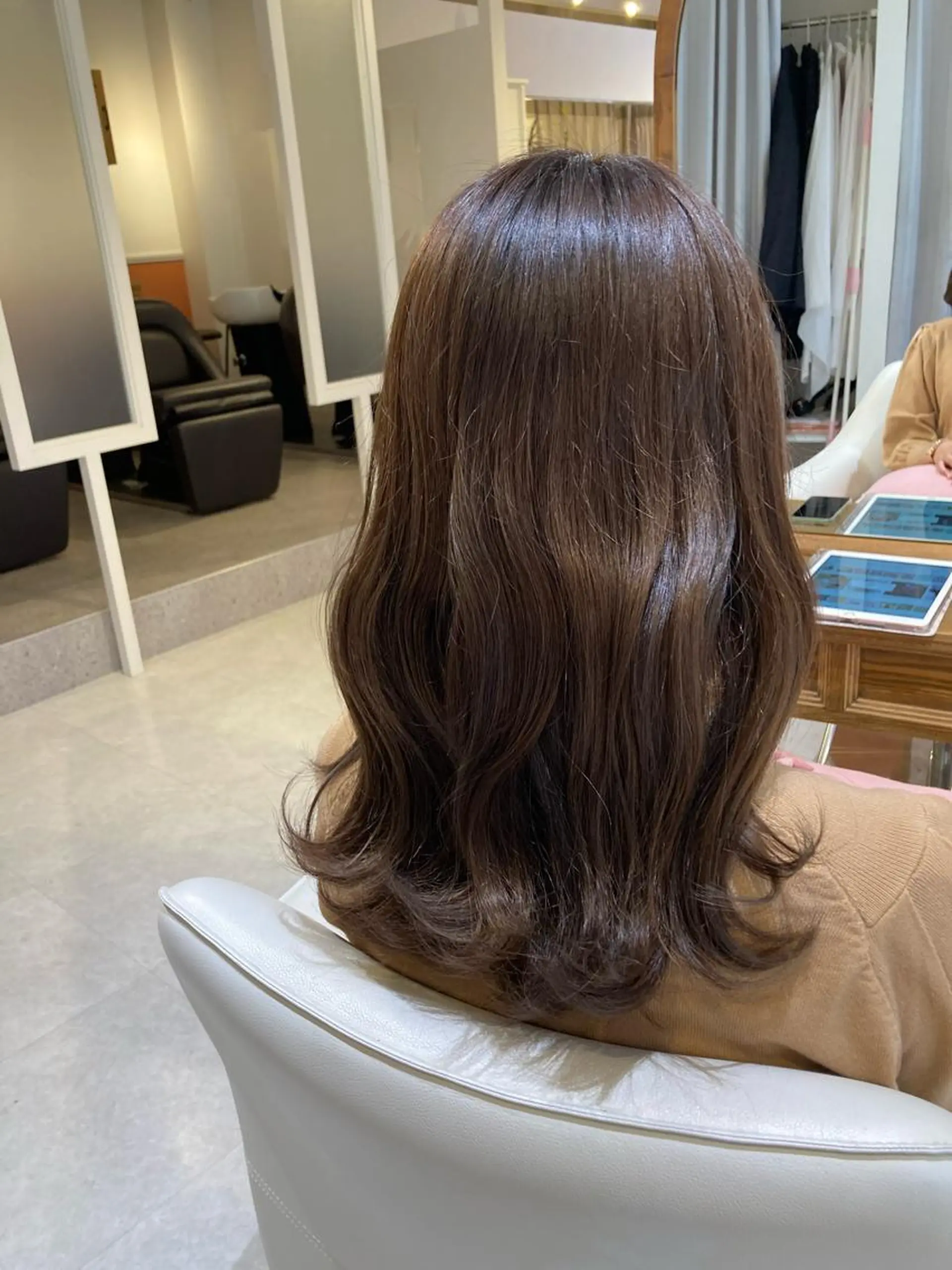 セミロング カラー 山﨑 まなかのヘアスタイル