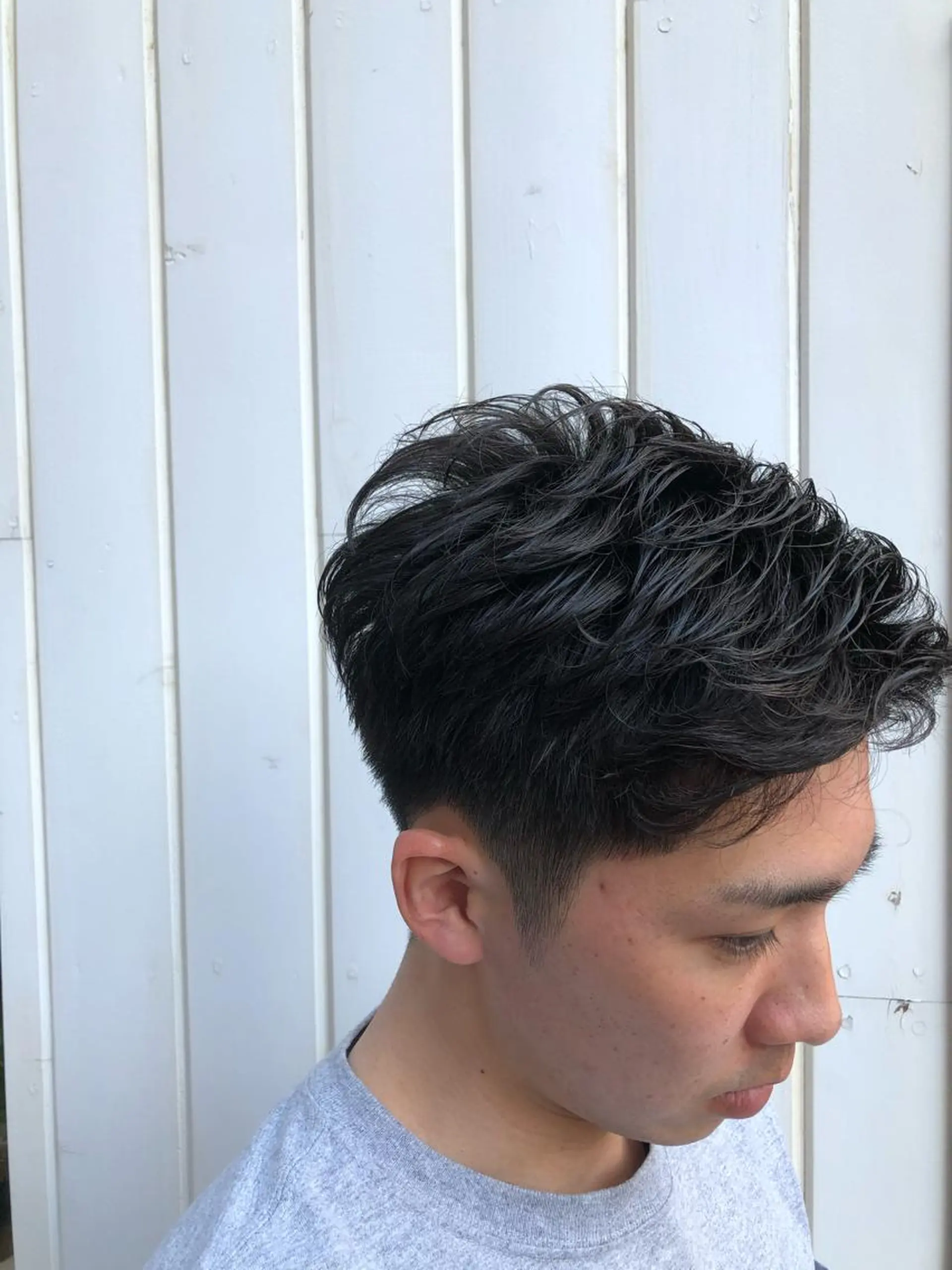 ショート パーマ メンズ 鈴村 大介のヘアスタイル