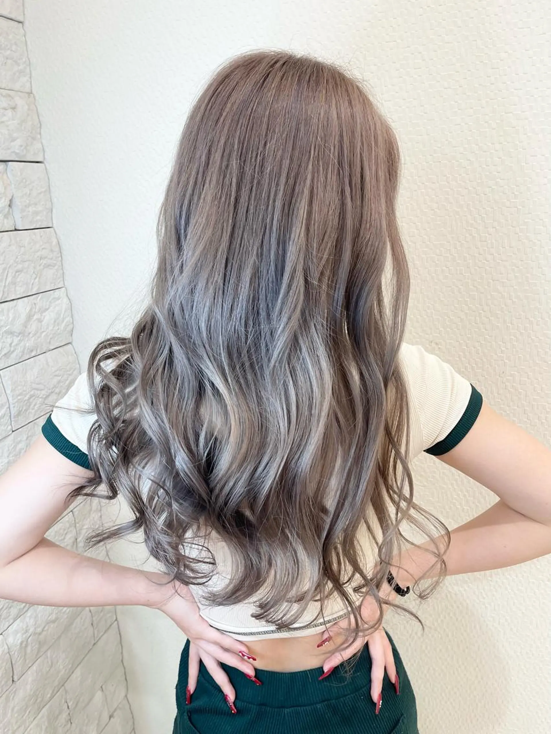 カラー ブリーチ グレージュ シルバー シルバーグレージュ 名古屋のピンク好き かずくん🦩のヘアスタイル