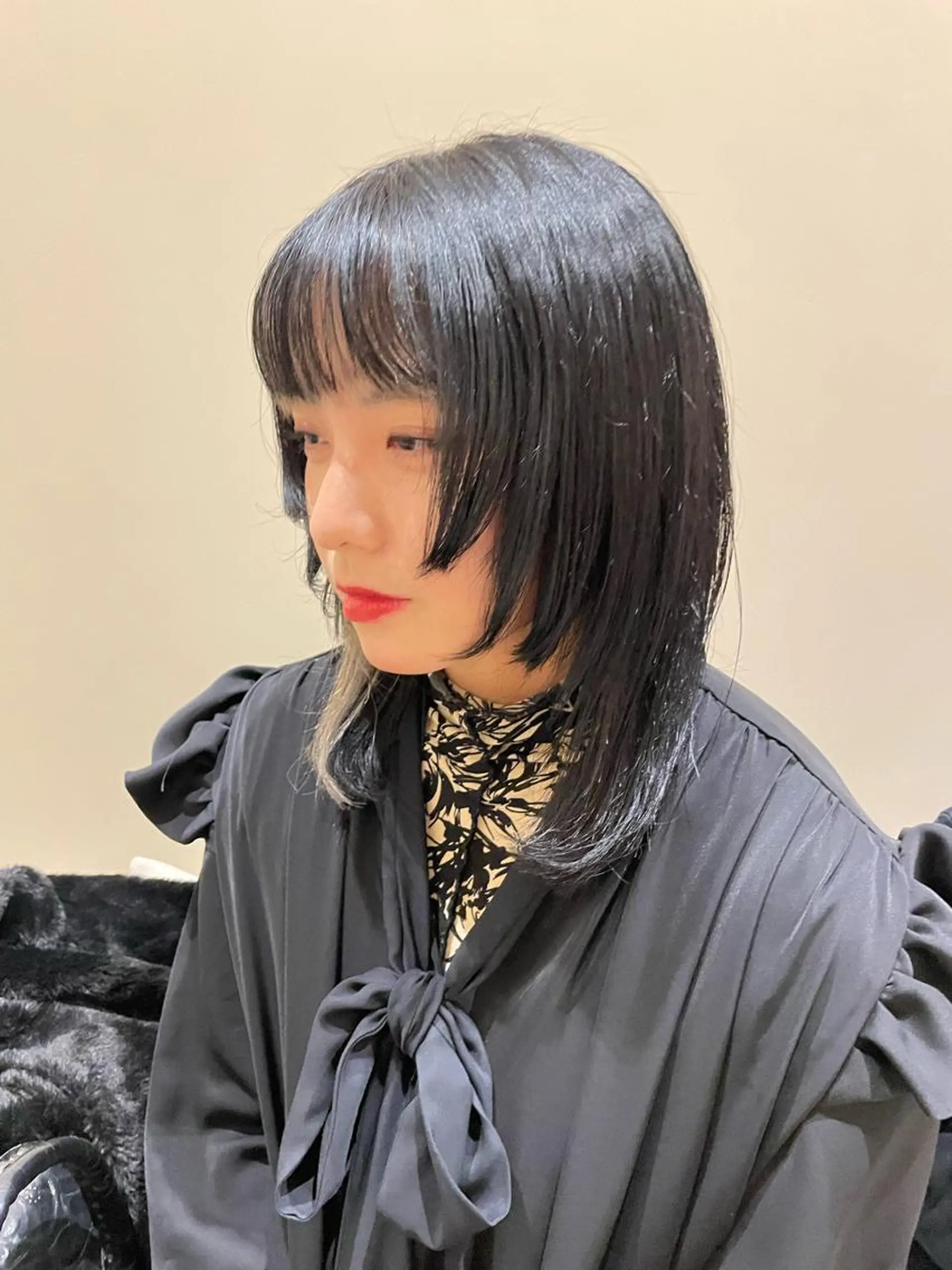 セミロング NERO 眞下秋歩のヘアスタイル