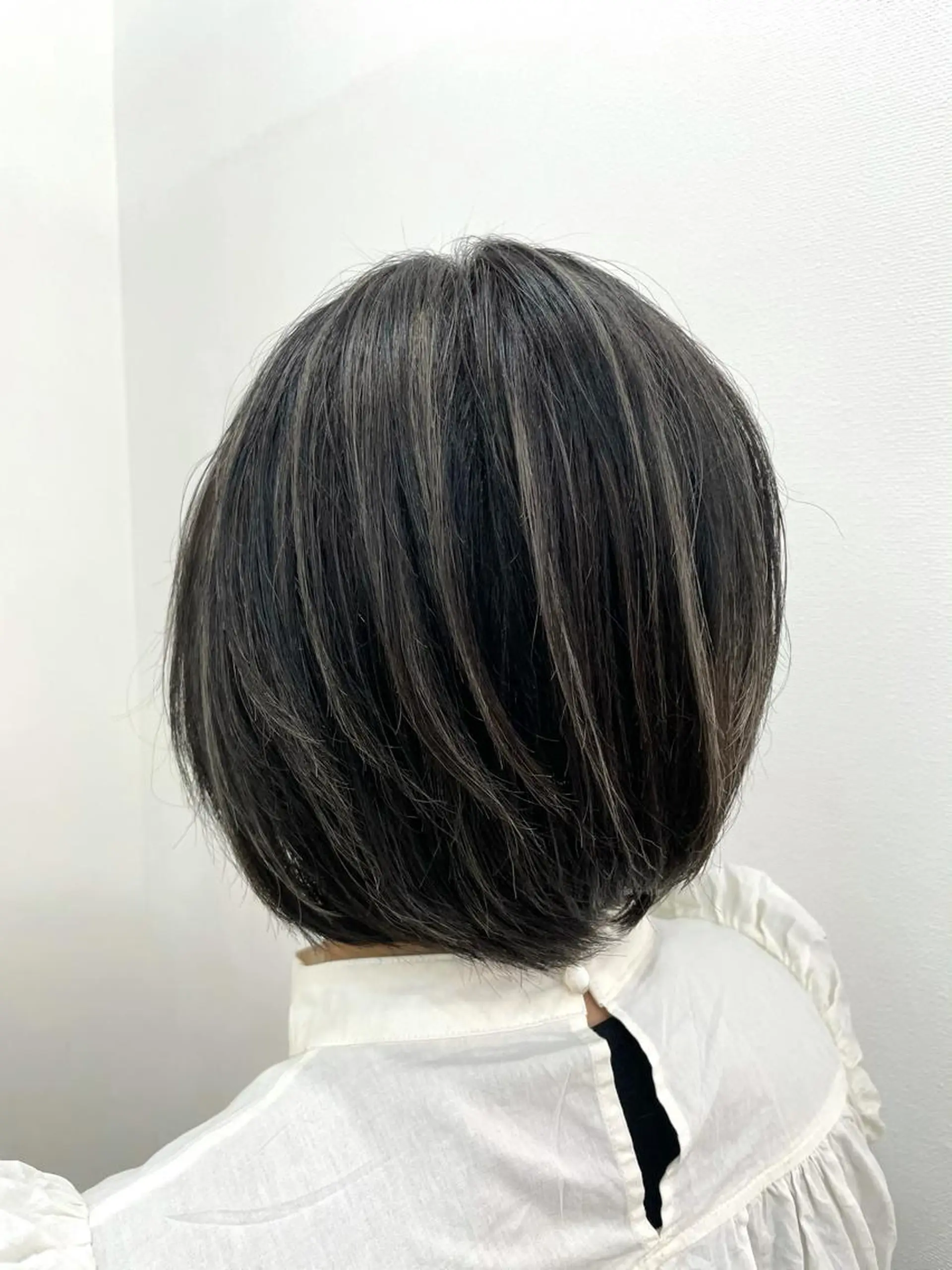 ショート 白いハイライト🤍 タナカリョウスケのヘアスタイル