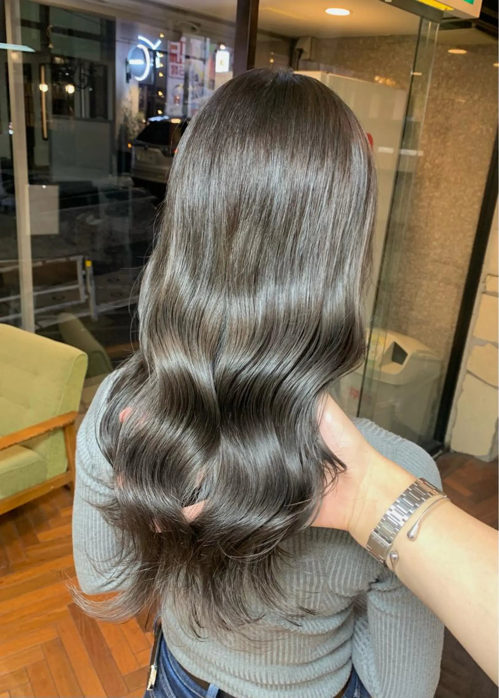 セミロング カラー グレージュ オリーブグレージュ オリーブグレー レイヤーカット LUMO所属・矢野 晃平のヘアスタイル