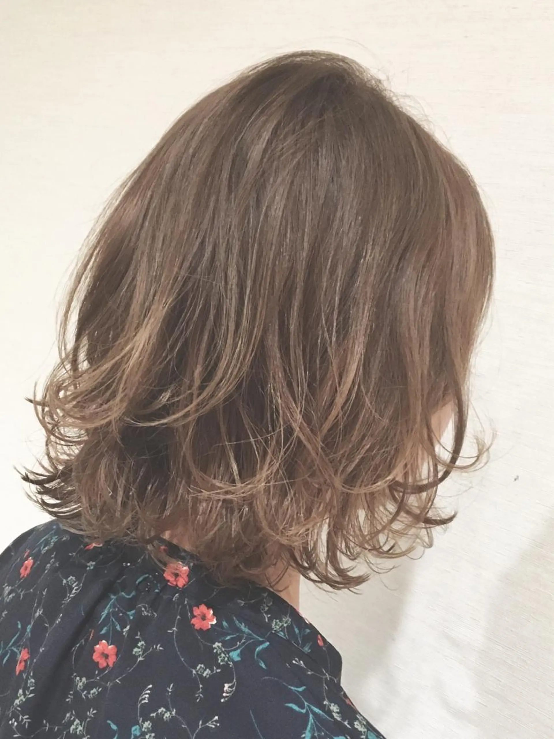 ミディアム ブリーチなしダブル/ レイヤーカット 小棹のヘアスタイル