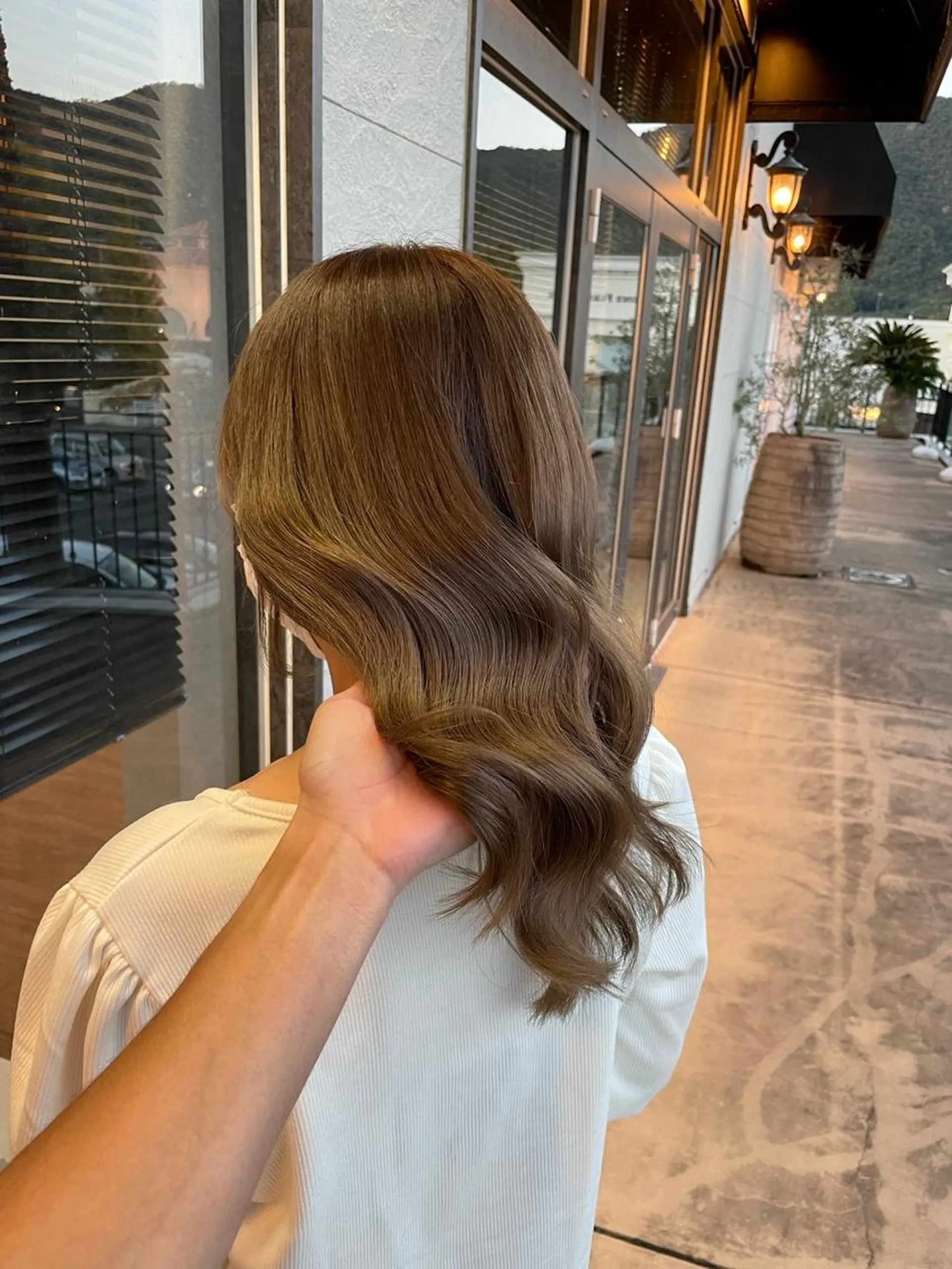 ロング カラー グレージュ ミルクティーグレージュ ヘアカラー トリートメント clocca所属・鵜飼 真伍のヘアスタイル