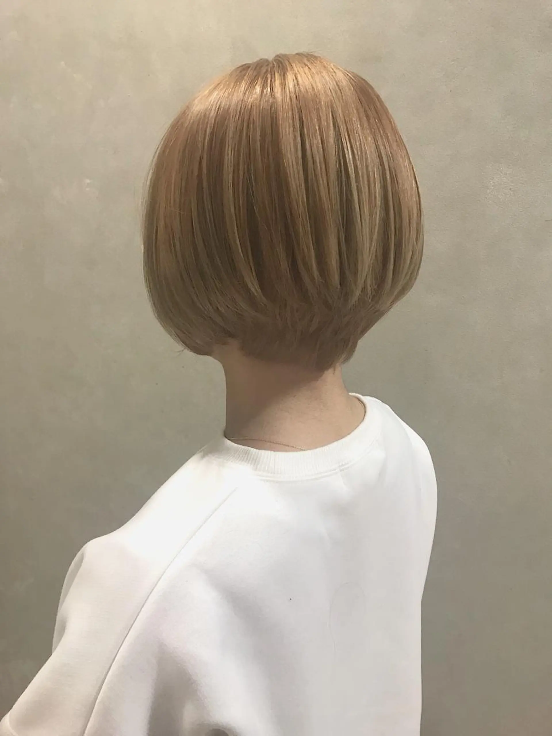 ショート カラー ベージュカラー グラデーションカラー ミルクティーベージュ ヘアカラー トリートメント lani 天神大名/ブリーチのヘアスタイル