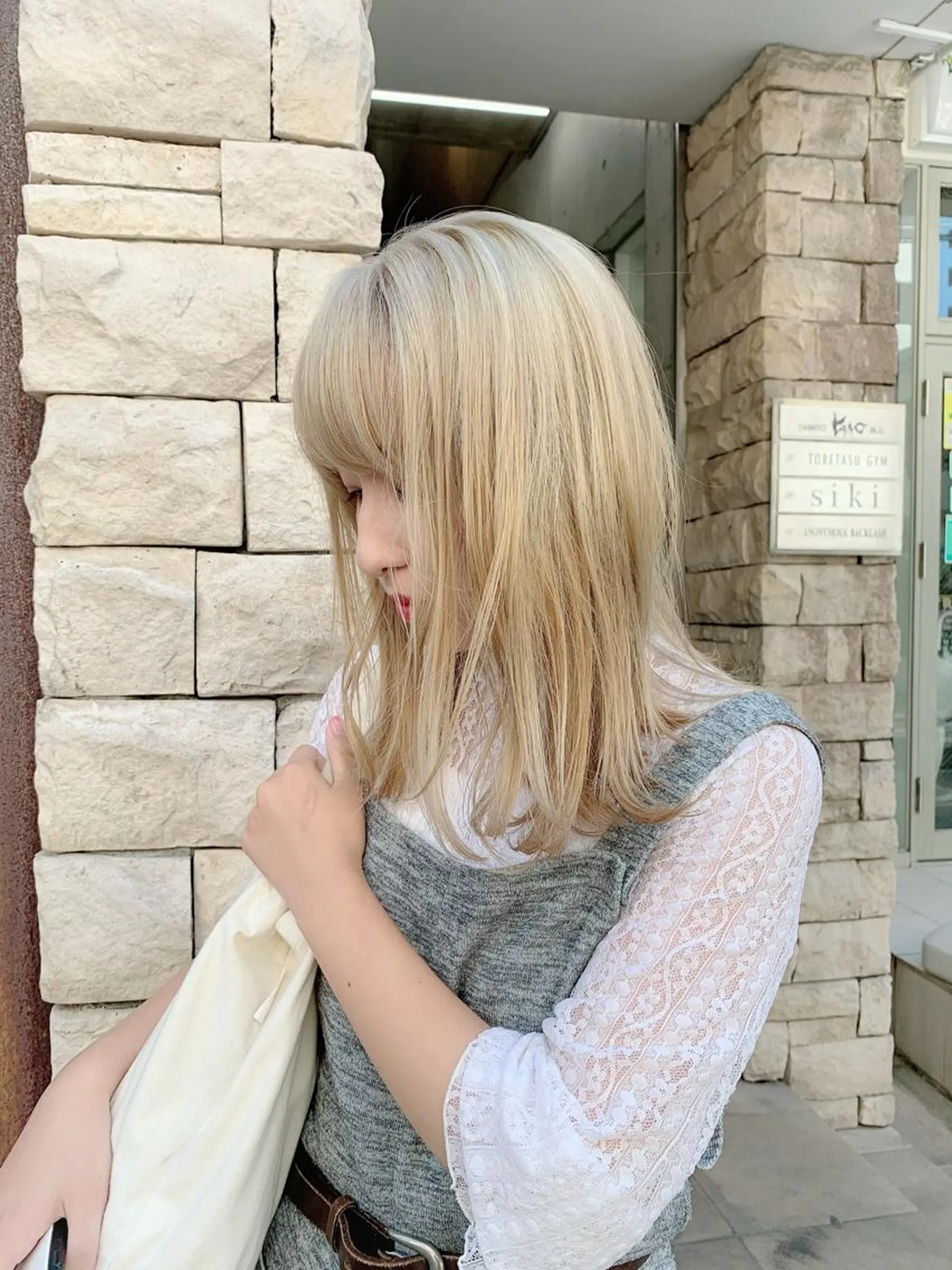 ミディアム カラー ベージュカラー ブロンド EMANON天神所属・Hitomi Ezakiのヘアスタイル