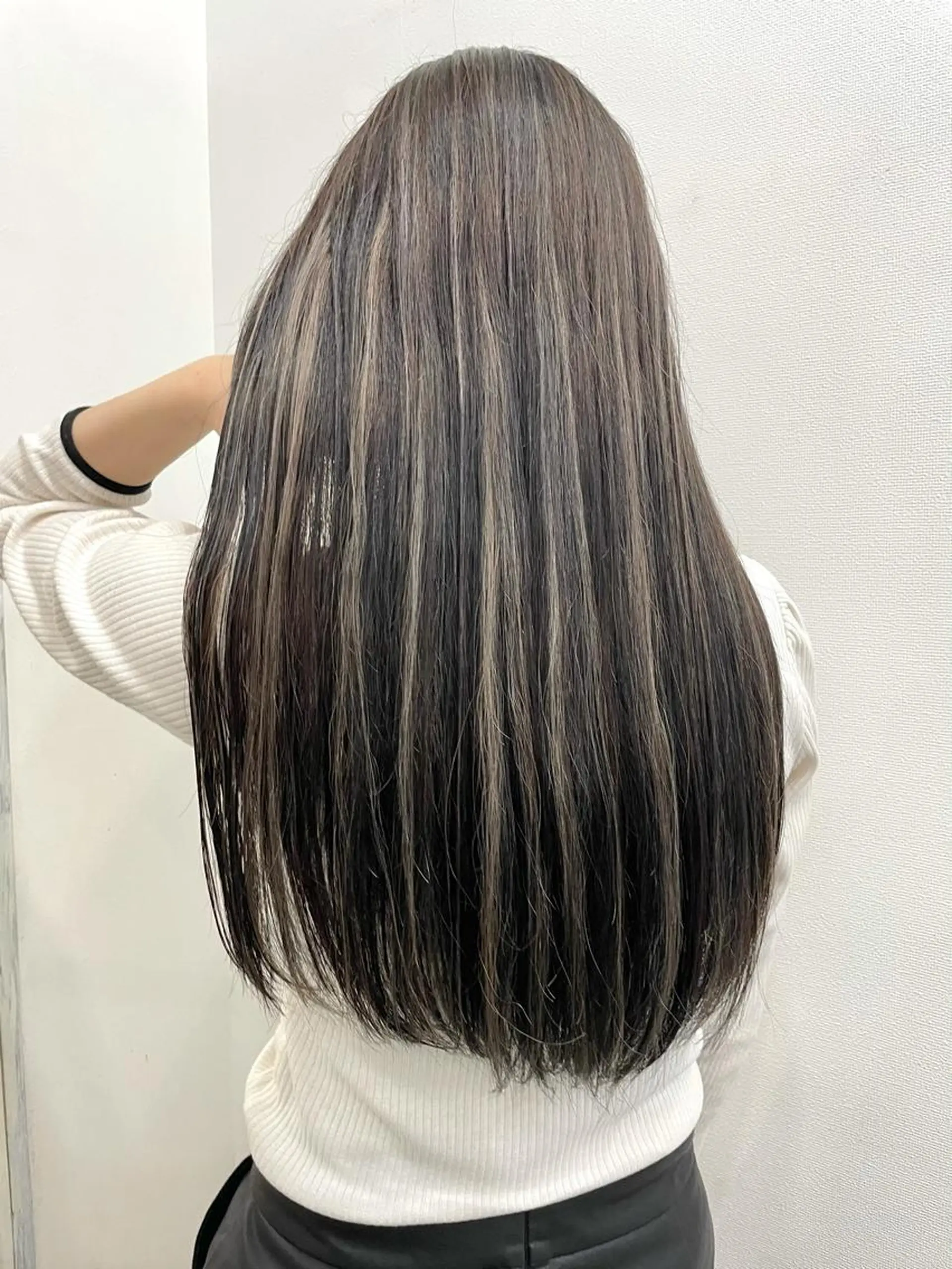 ロング 白いハイライト🤍 タナカリョウスケのヘアスタイル