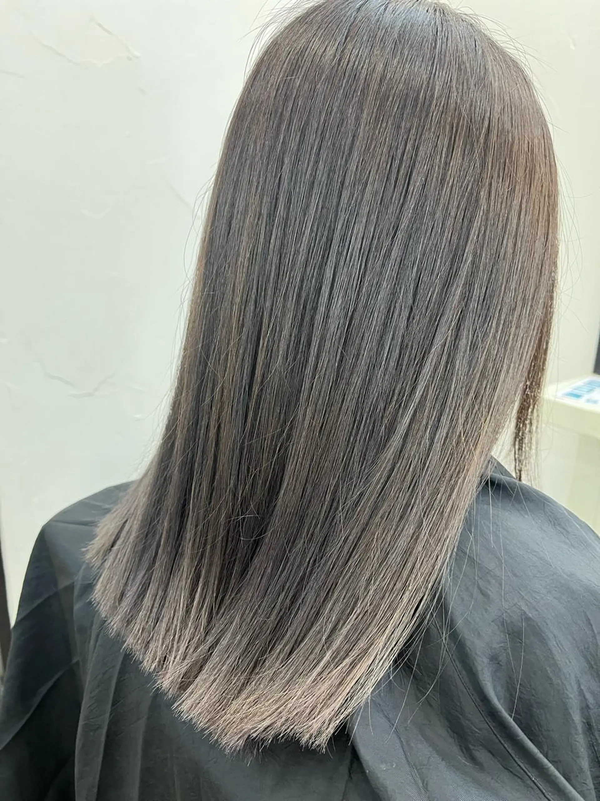 カラー ブリーチ シルバー 香野 優子のヘアスタイル