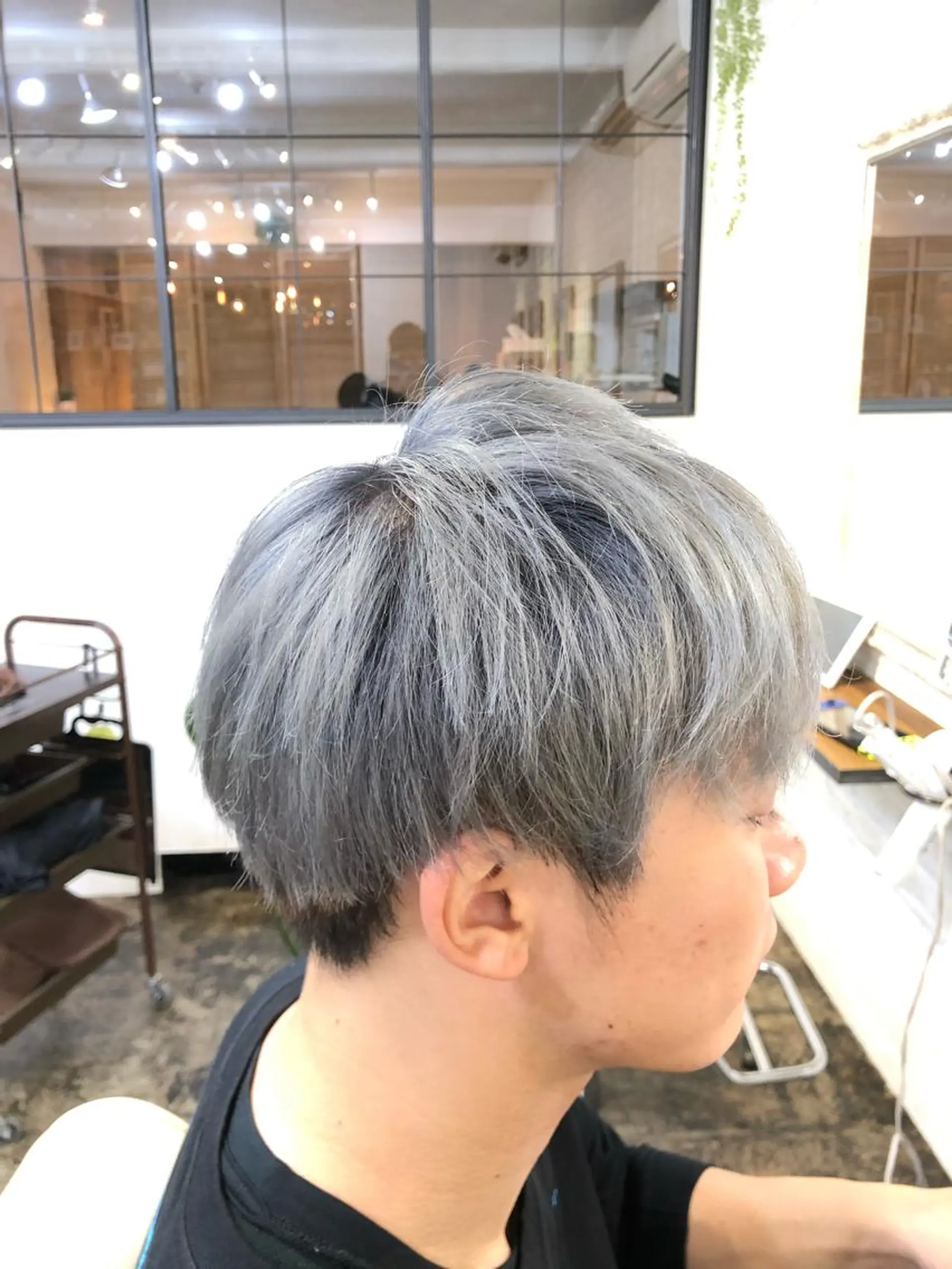 ショート カラー シルバー hair living Liko池袋東口店所属・✨透明感カラー🌱 上村　舜のヘアスタイル