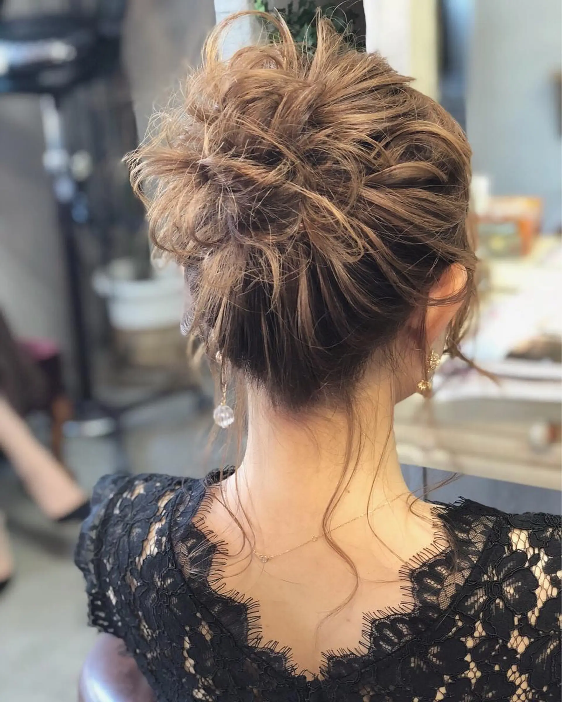 ミディアム ヘアアレンジ お団子ヘア おくれ毛 autre所属・大久保 ひでなりのヘアスタイル