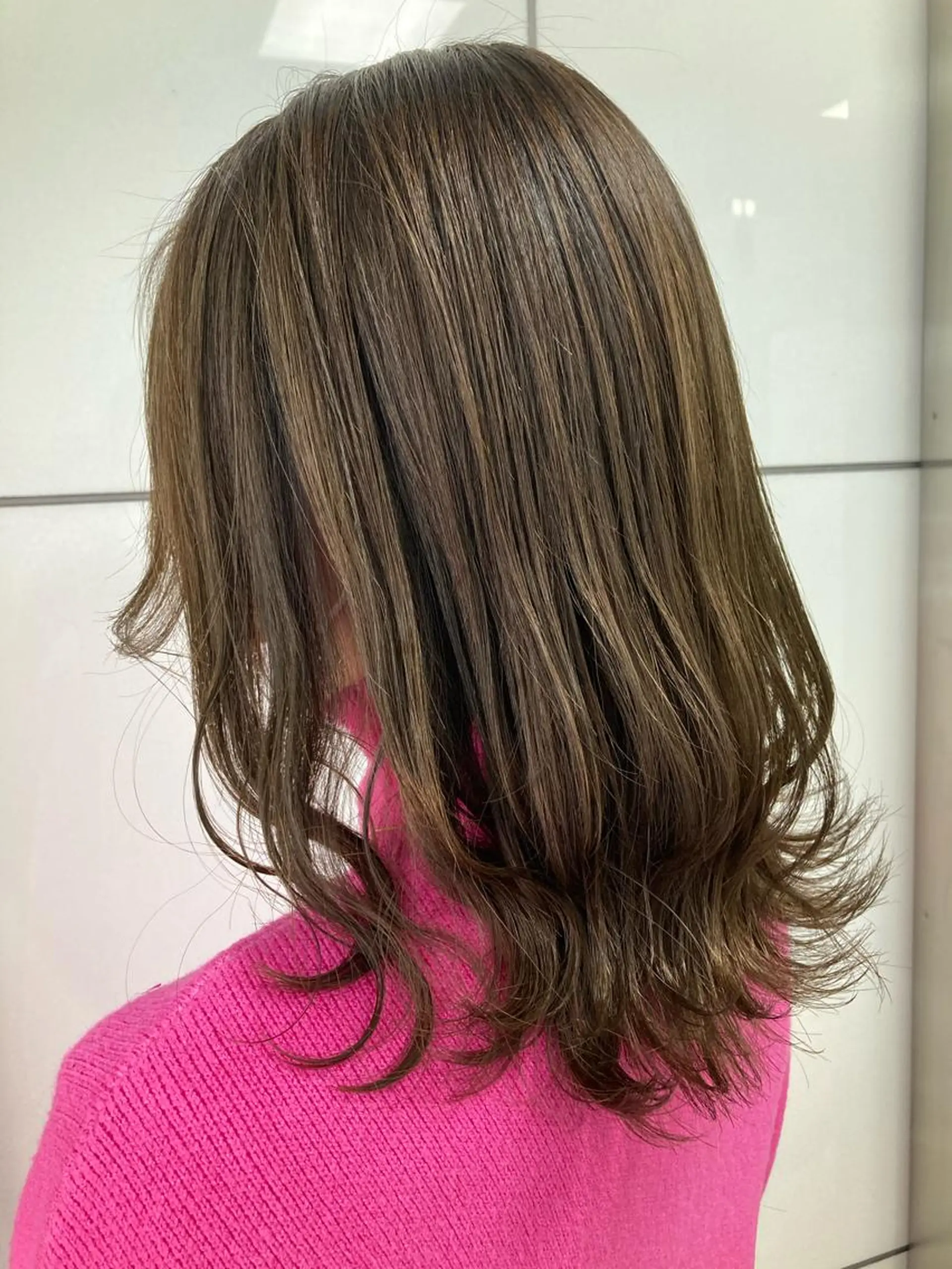 ミディアム カラー グレージュ ハイトーンカラー オリーブグレージュ オリーブグレー ヘアカラー 髪質改善/痛ませ ないカラー/西村航大のヘアスタイル