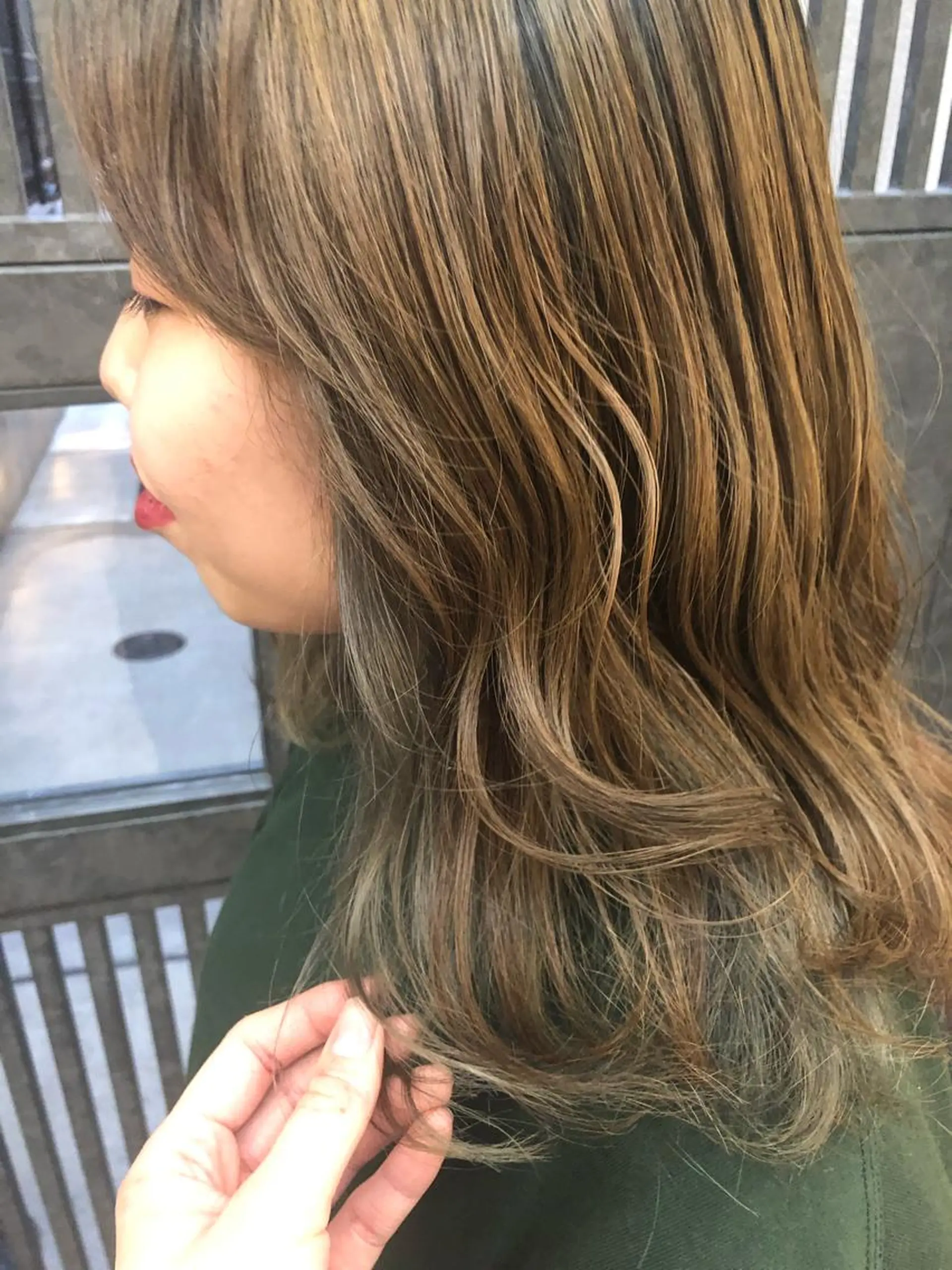 ロング カラー ウルフカット／吉村 桃子のヘアスタイル