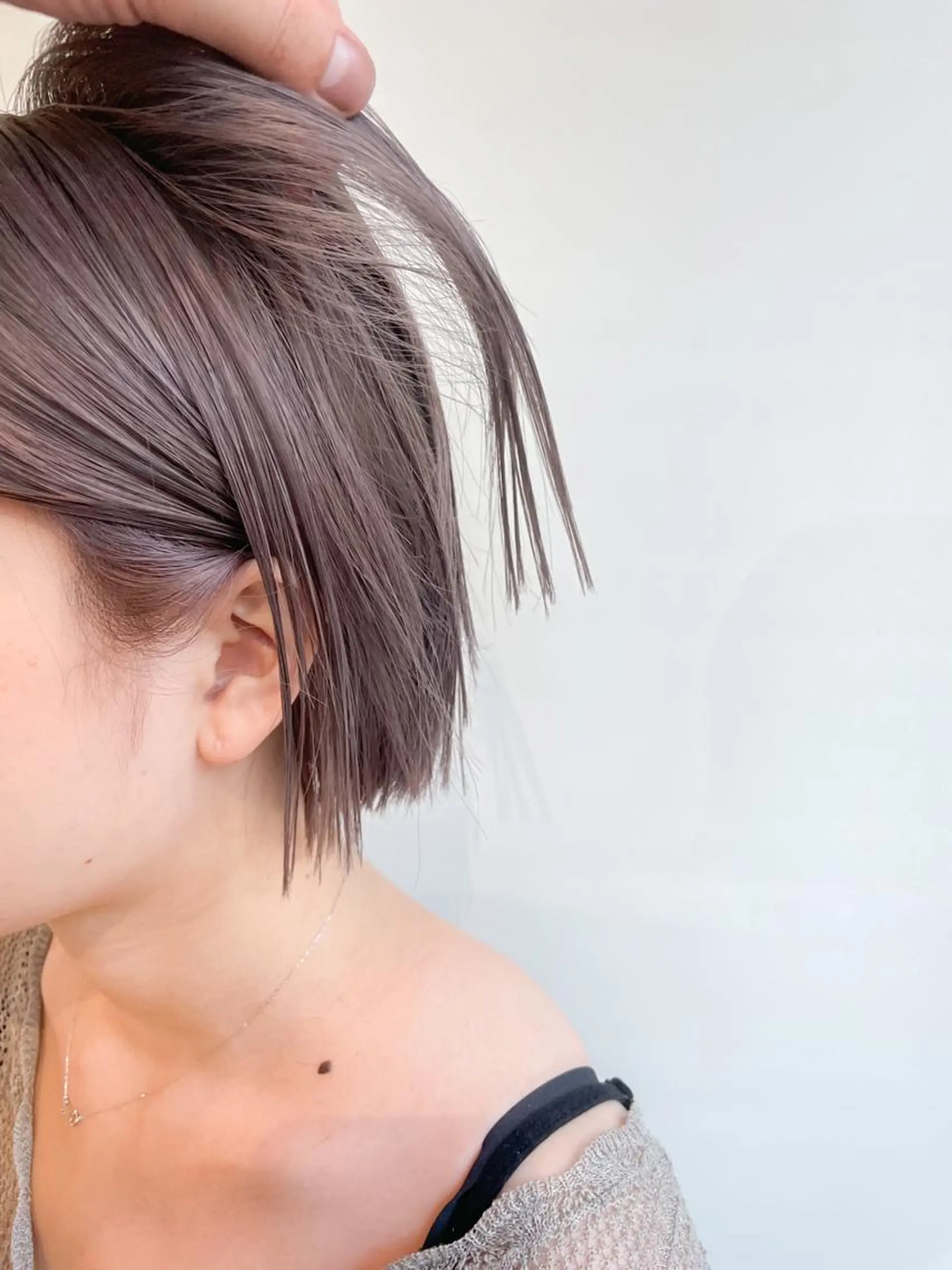 ミディアム カラー 切りっぱなしボブ ブリーチ グレージュ ボブ ヘアカラー Takuma Suzuki中目黒のヘアスタイル