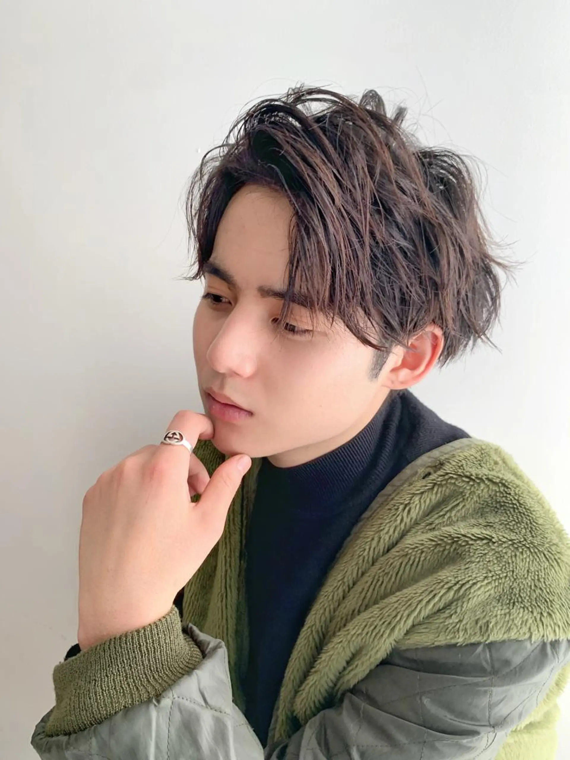 ミディアム パーマ メンズ ミディアムパーマ メンズブリーチ センターパート フェードカット メンズハイライト メンズStylist 山根慧のヘアスタイル